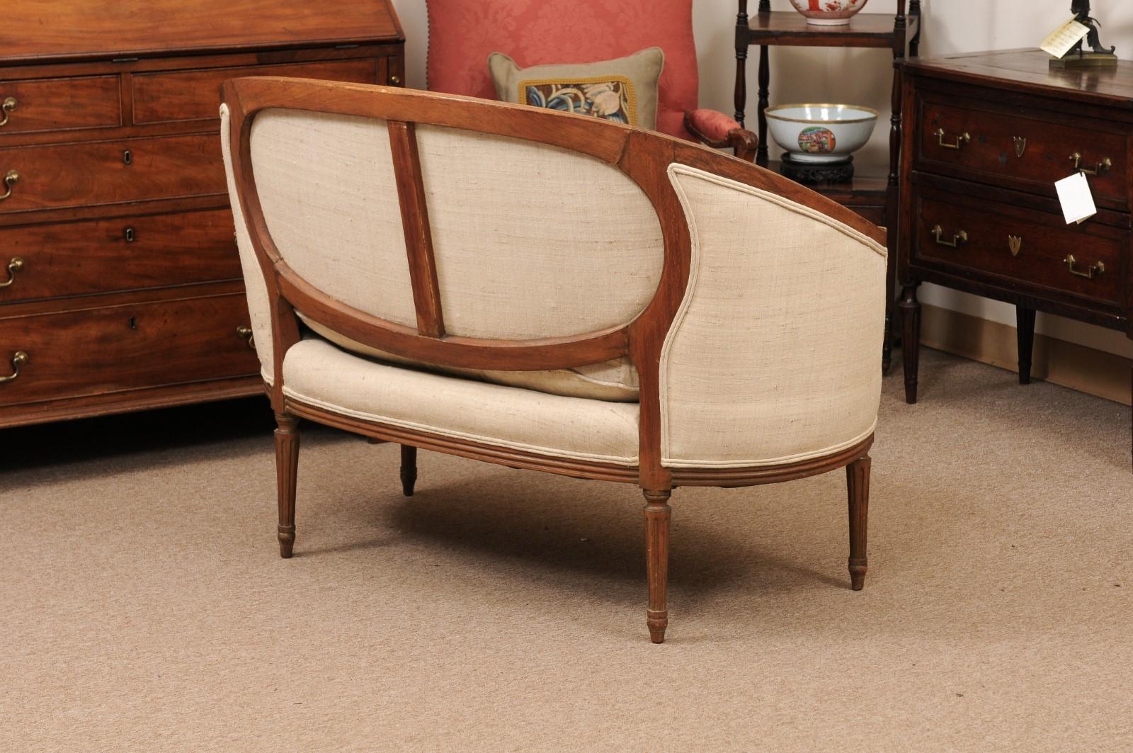 Tissu d'ameublement Canapé / Love Seat du XVIIIe siècle en noyer de style Louis XVI à dossier incurvé en vente