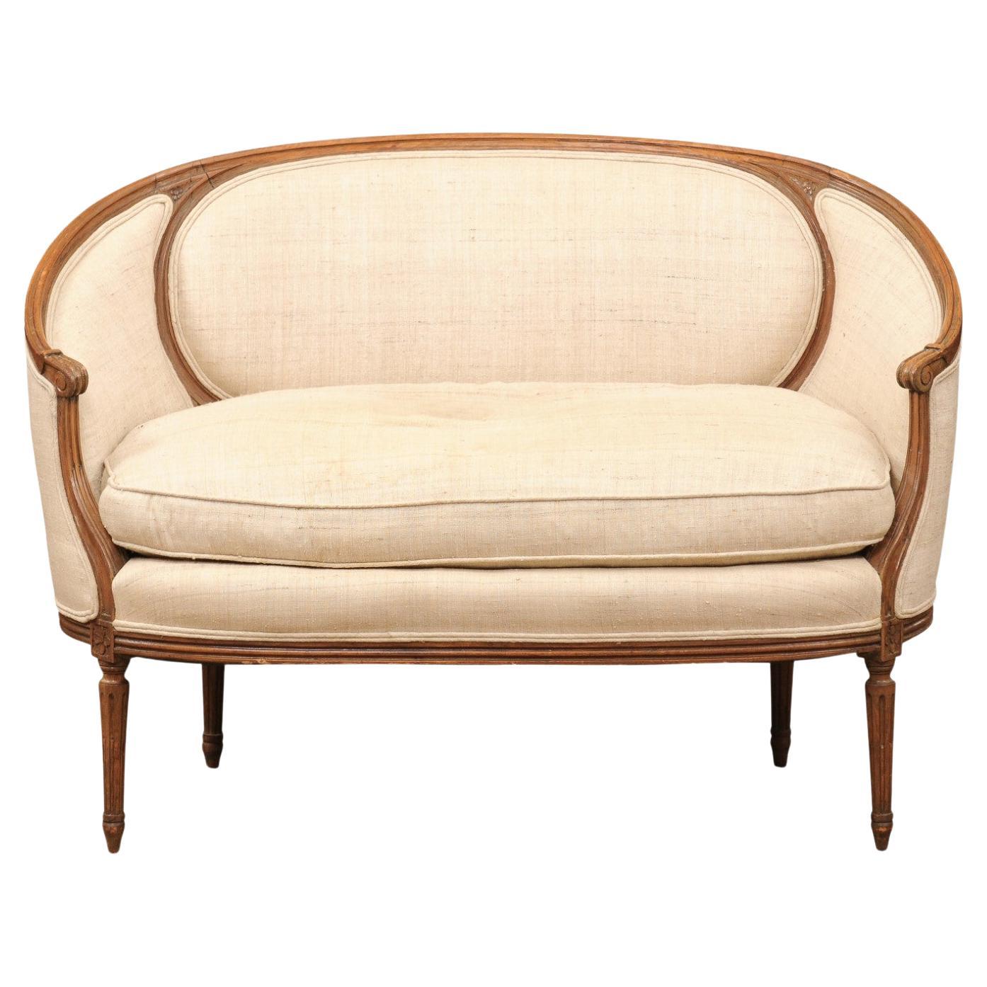 18. Jahrhundert Französisch Louis XVI Nussbaum gebogenen Rücken Settee / Love Seat