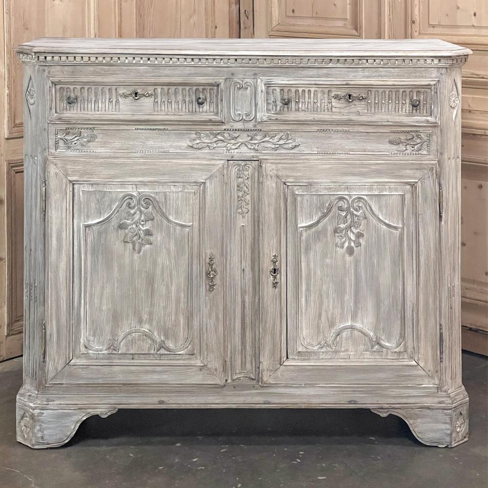 buffet ~ Cabinet Louis XVI du 18ème siècle, lavé en blanc, est un excellent exemple du niveau de qualité élevé que pouvaient atteindre les artisans de meubles ruraux plus humbles en France à cette époque. Utilisant du chêne dense et ancien, ils ont