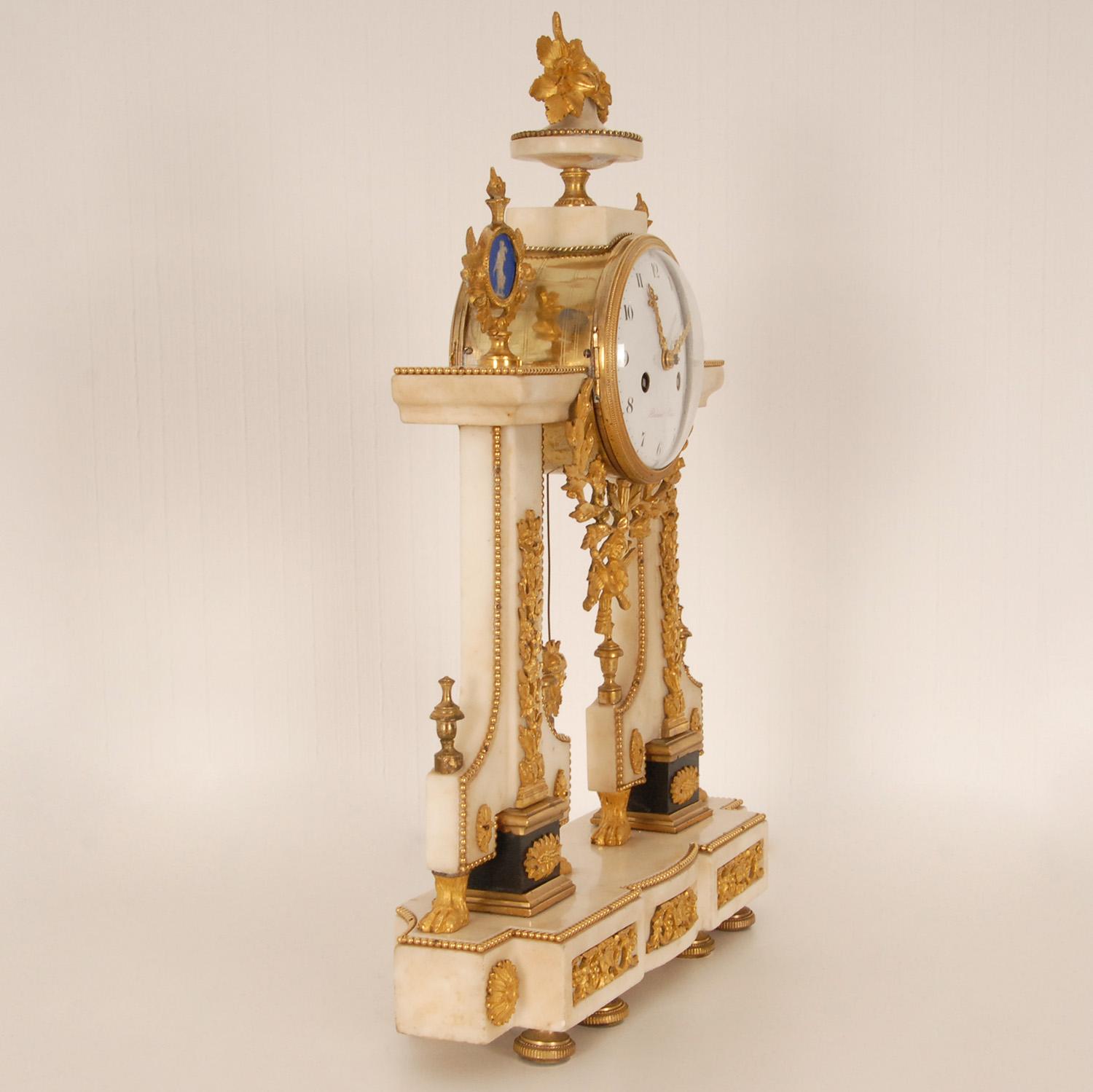 18th Century French Mantel Clock Pendulum White Marble Ormolu Gold Gilded Bronze In Good Condition In Wommelgem, VAN