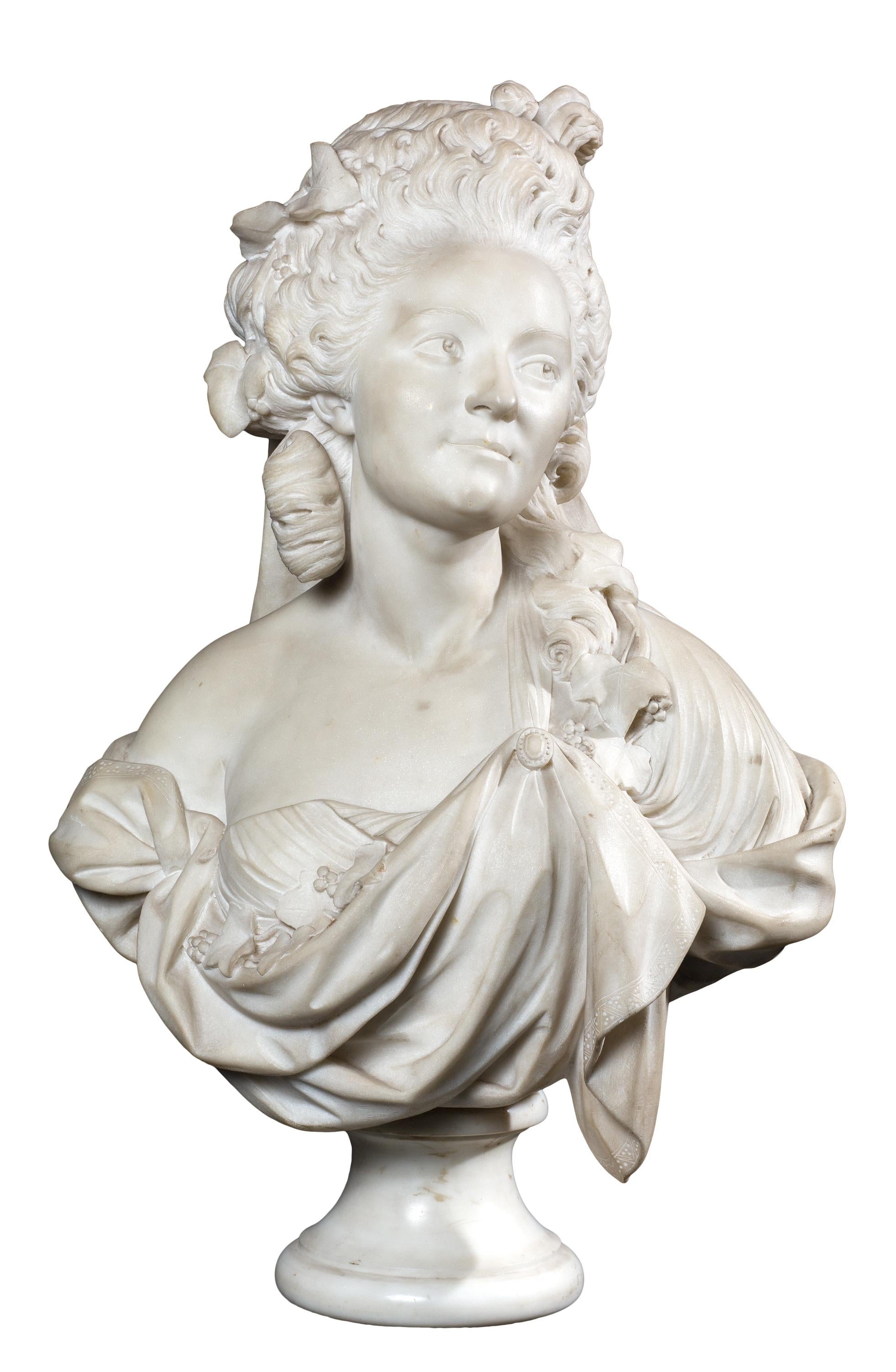 Ce buste expressif en marbre du XVIIIe siècle représente Marie-Madeleine Guimard (1743-1816), une danseuse à succès et l'une des plus célèbres courtisanes de la France d'avant la Révolution. Le buste n'est pas signé, mais il est identique à un buste