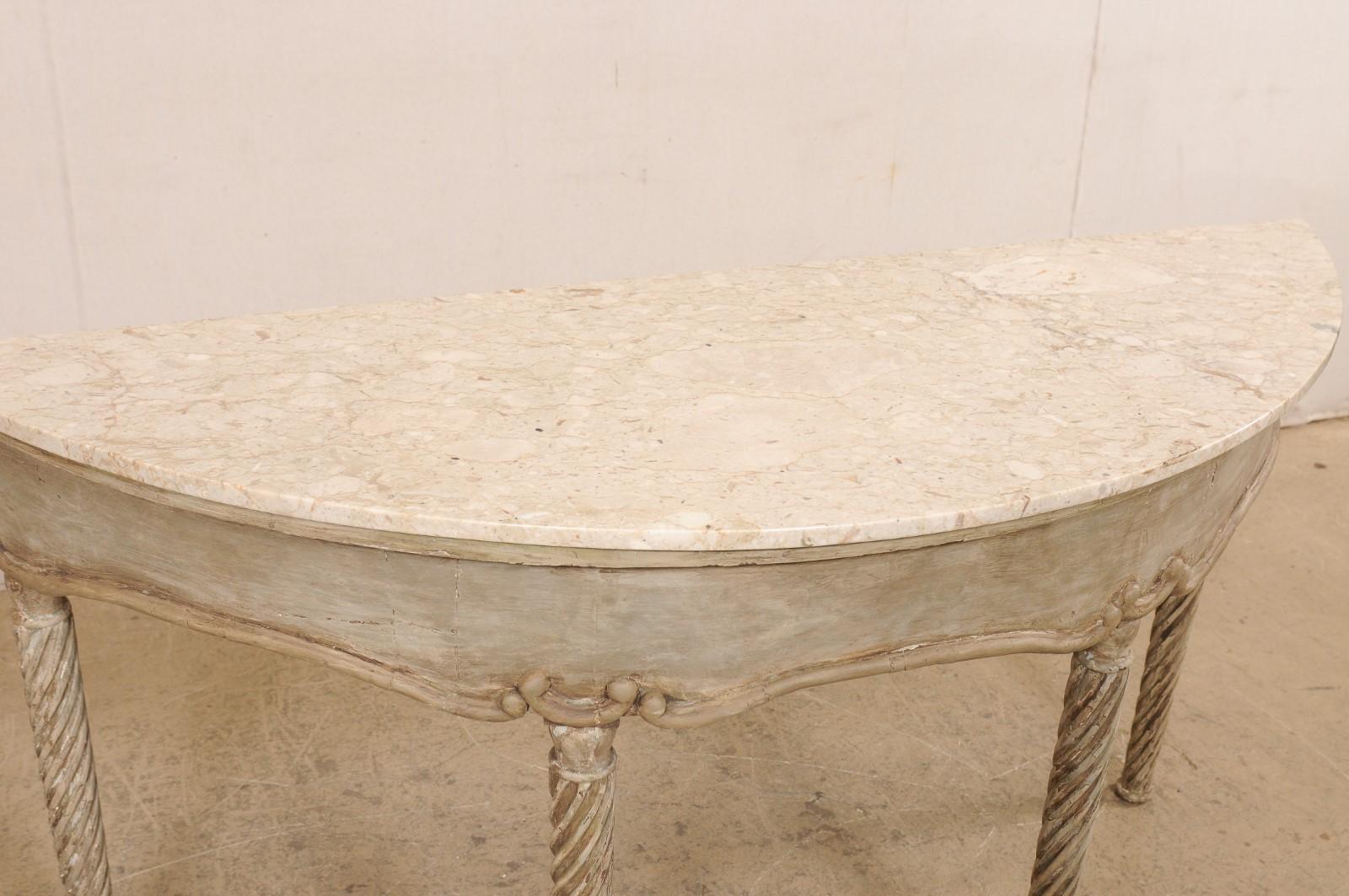 Französische Konsole mit Marmorplatte aus dem 18. Jahrhundert und geschnitzten Spiral-Beinen, länglich Demi-förmig im Zustand „Gut“ im Angebot in Atlanta, GA