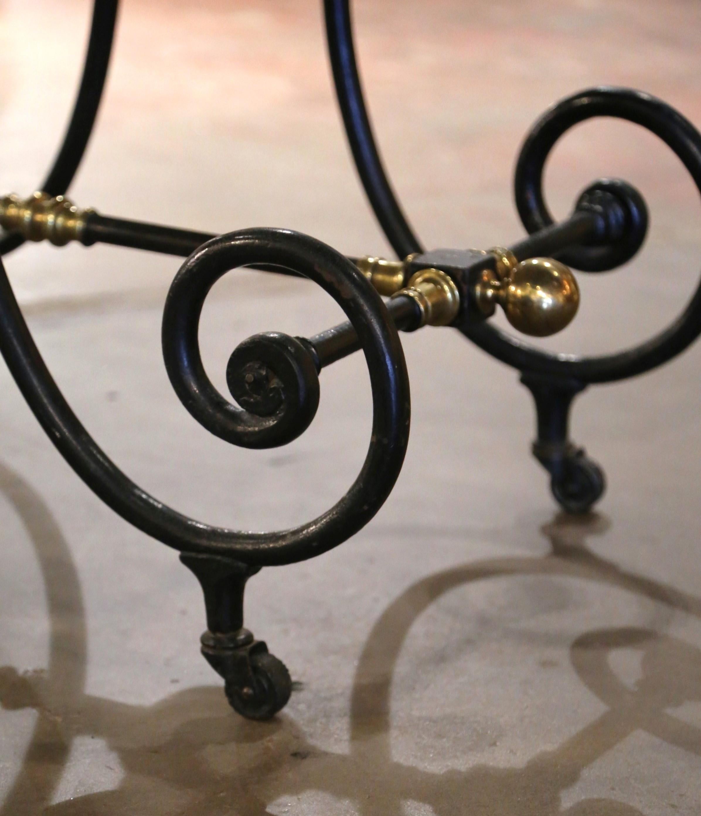 Table de pâtisserie française du 18ème siècle avec plateau en marbre peint et montures en bronze 3