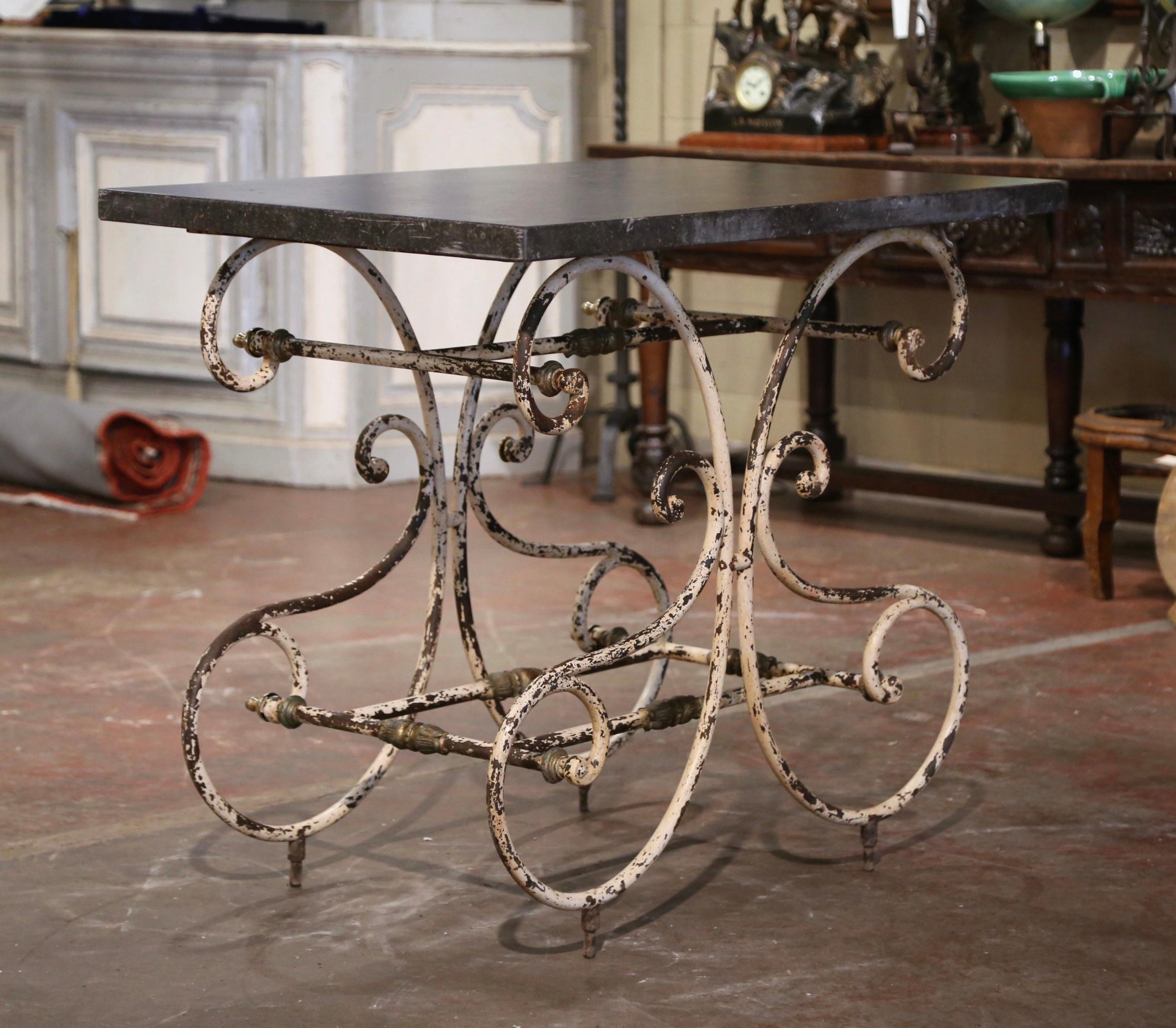 Table de pâtisserie française du 18ème siècle avec plateau en marbre peint et montures en bronze en vente 4