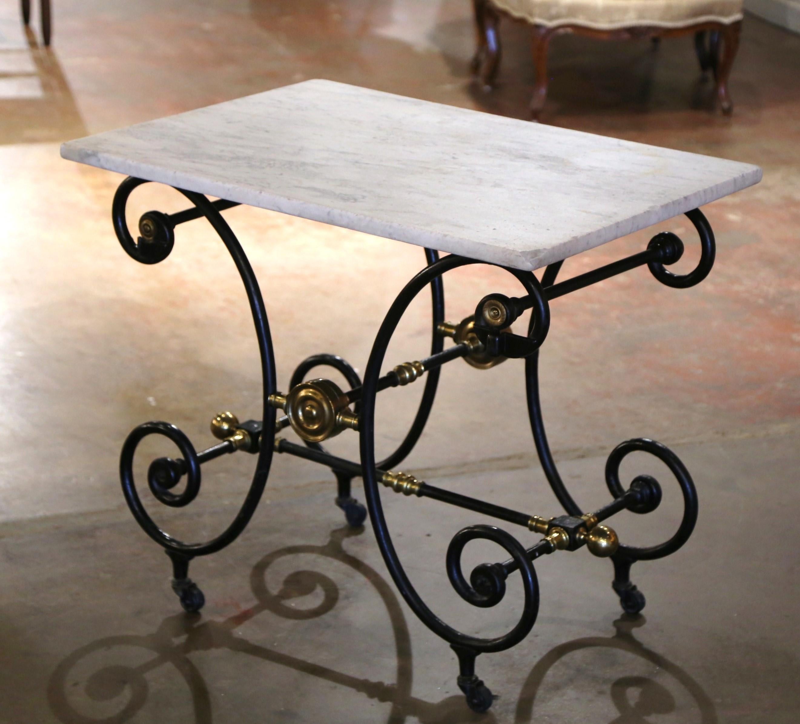 Table de pâtisserie française du 18ème siècle avec plateau en marbre peint et montures en bronze 4