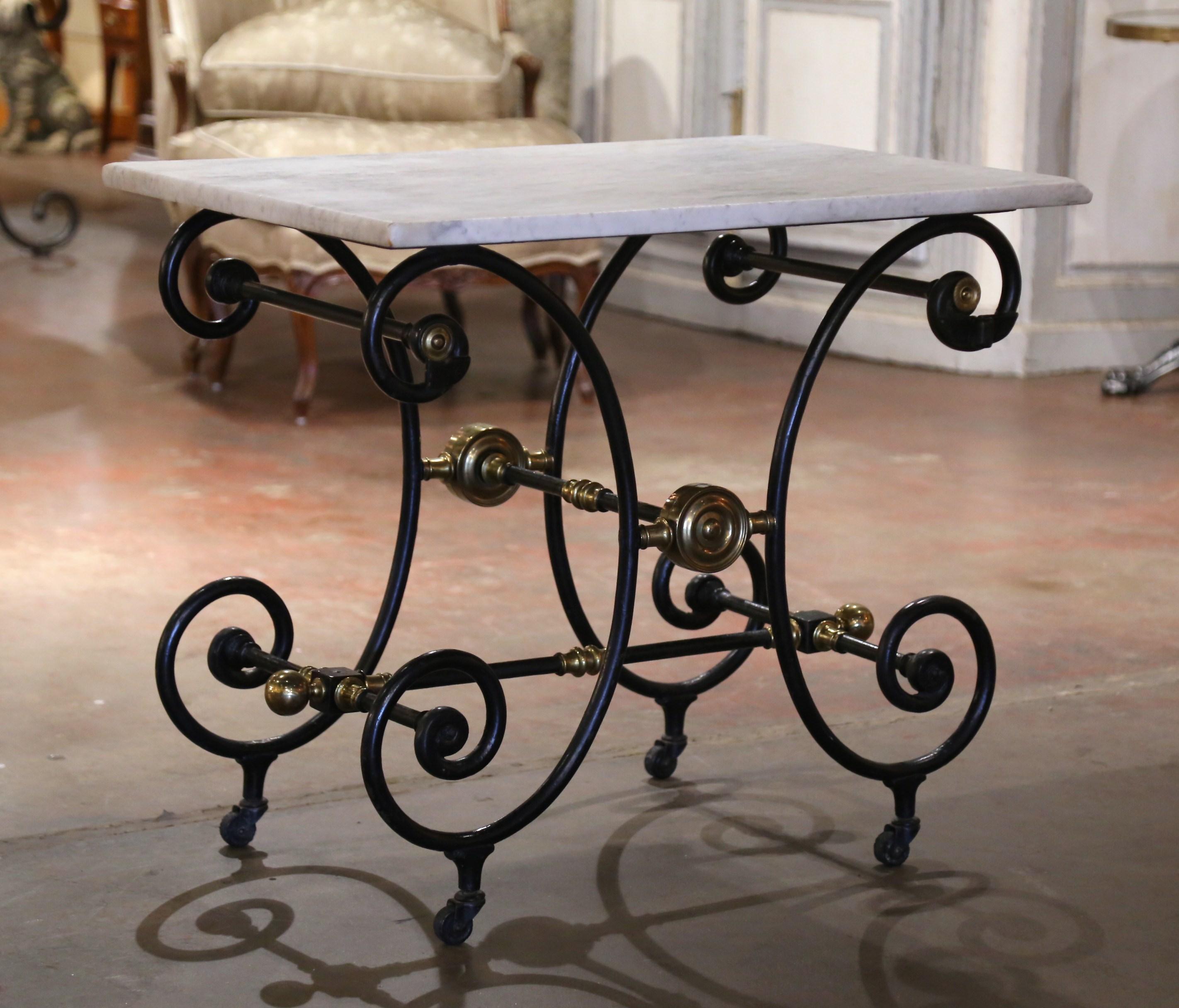 Table de pâtisserie française du 18ème siècle avec plateau en marbre peint et montures en bronze 5