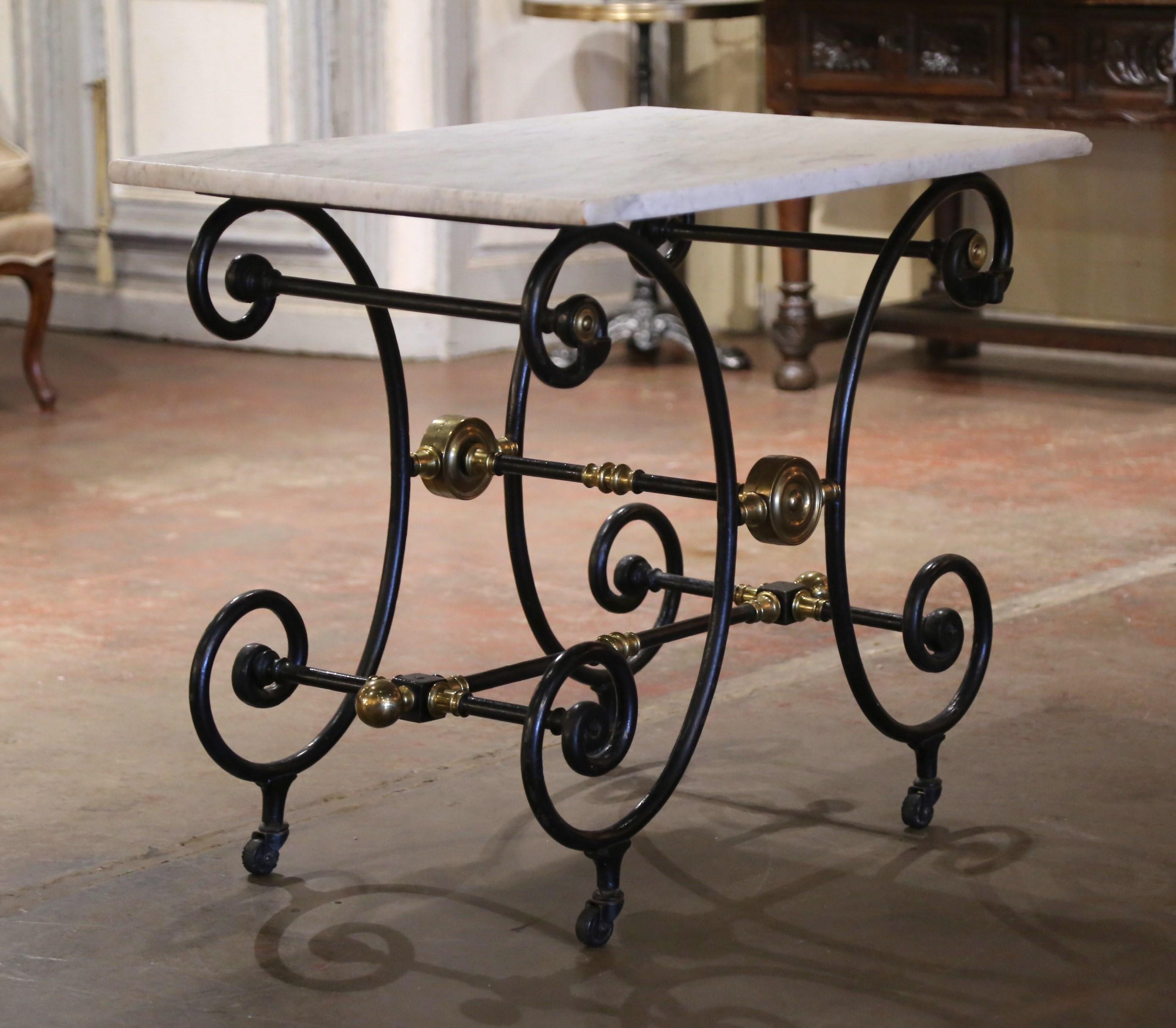 Table de pâtisserie française du 18ème siècle avec plateau en marbre peint et montures en bronze 6
