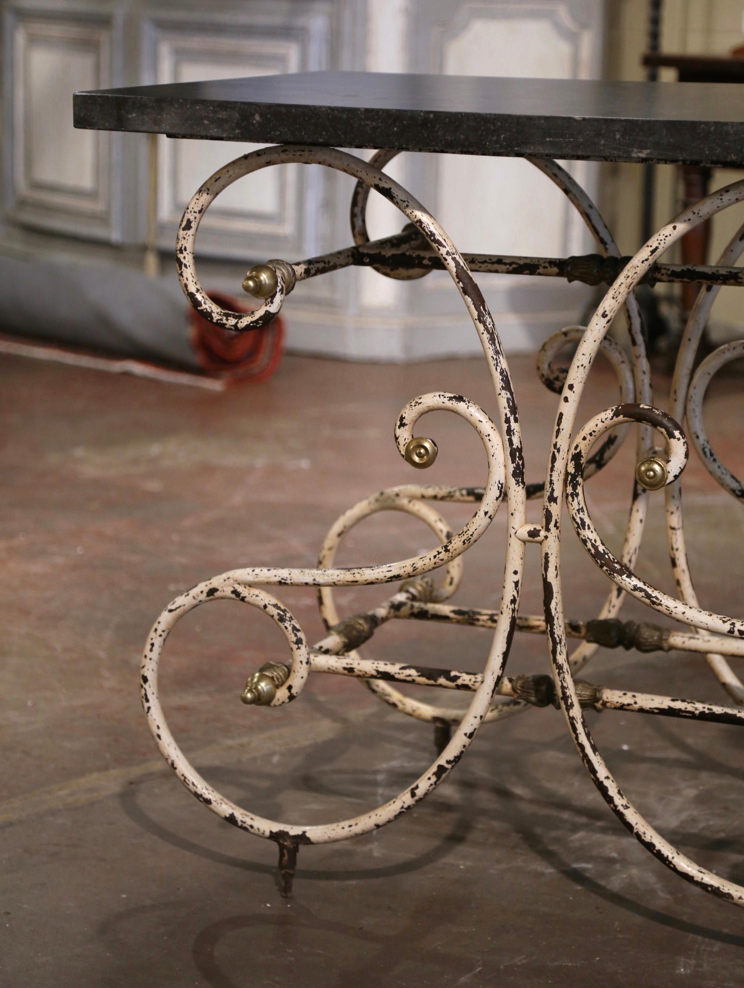 Français Table de pâtisserie française du 18ème siècle avec plateau en marbre peint et montures en bronze en vente