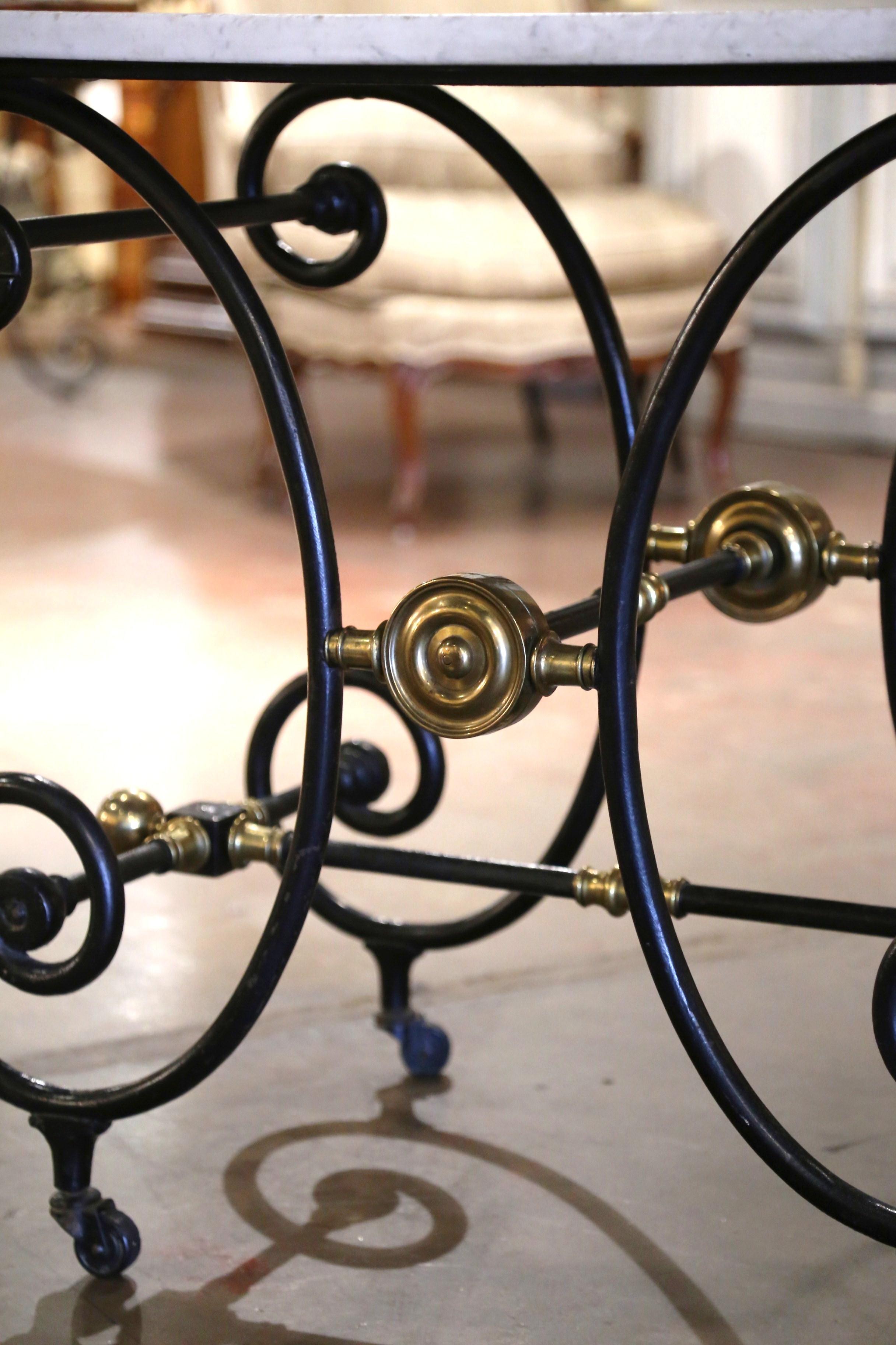 Français Table de pâtisserie française du 18ème siècle avec plateau en marbre peint et montures en bronze