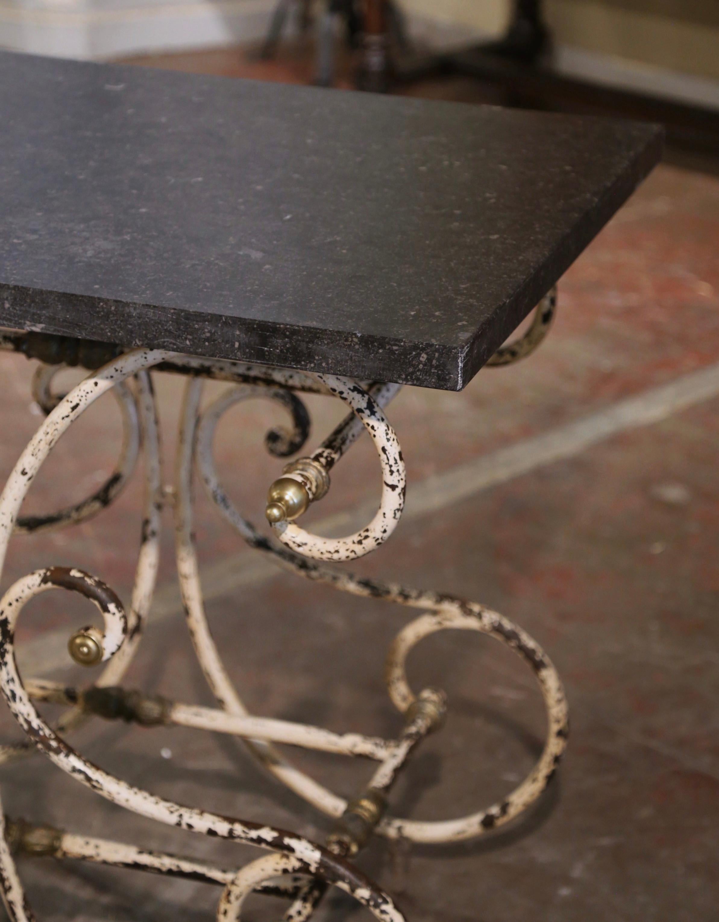 Forgé Table de pâtisserie française du 18ème siècle avec plateau en marbre peint et montures en bronze en vente