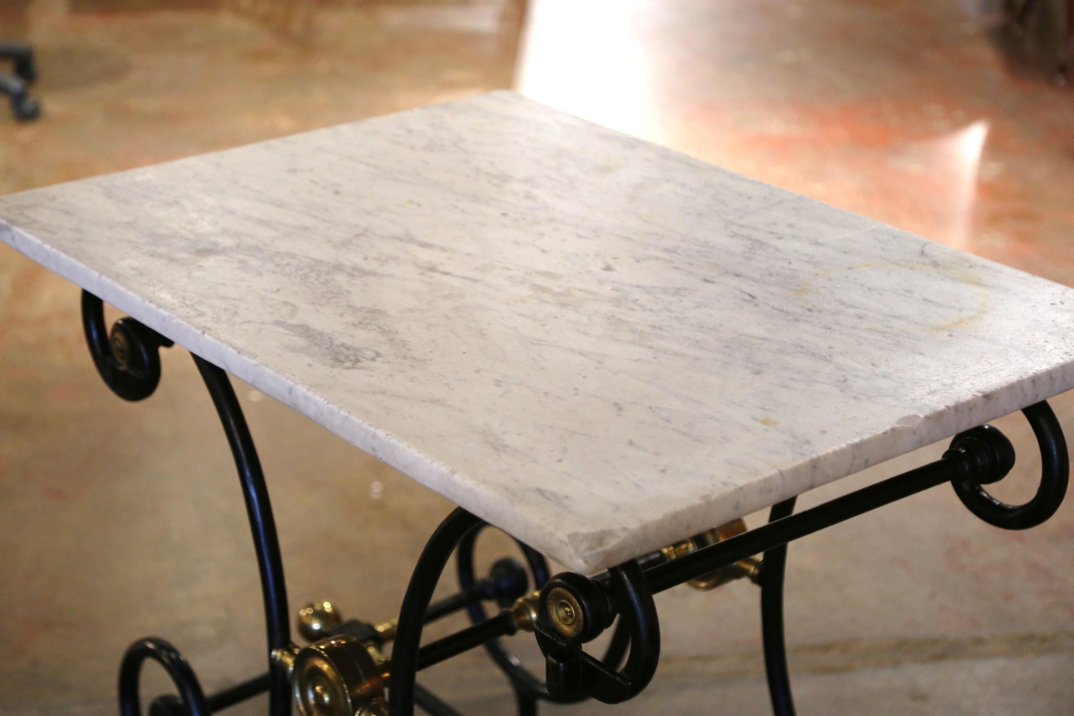Forgé Table de pâtisserie française du 18ème siècle avec plateau en marbre peint et montures en bronze