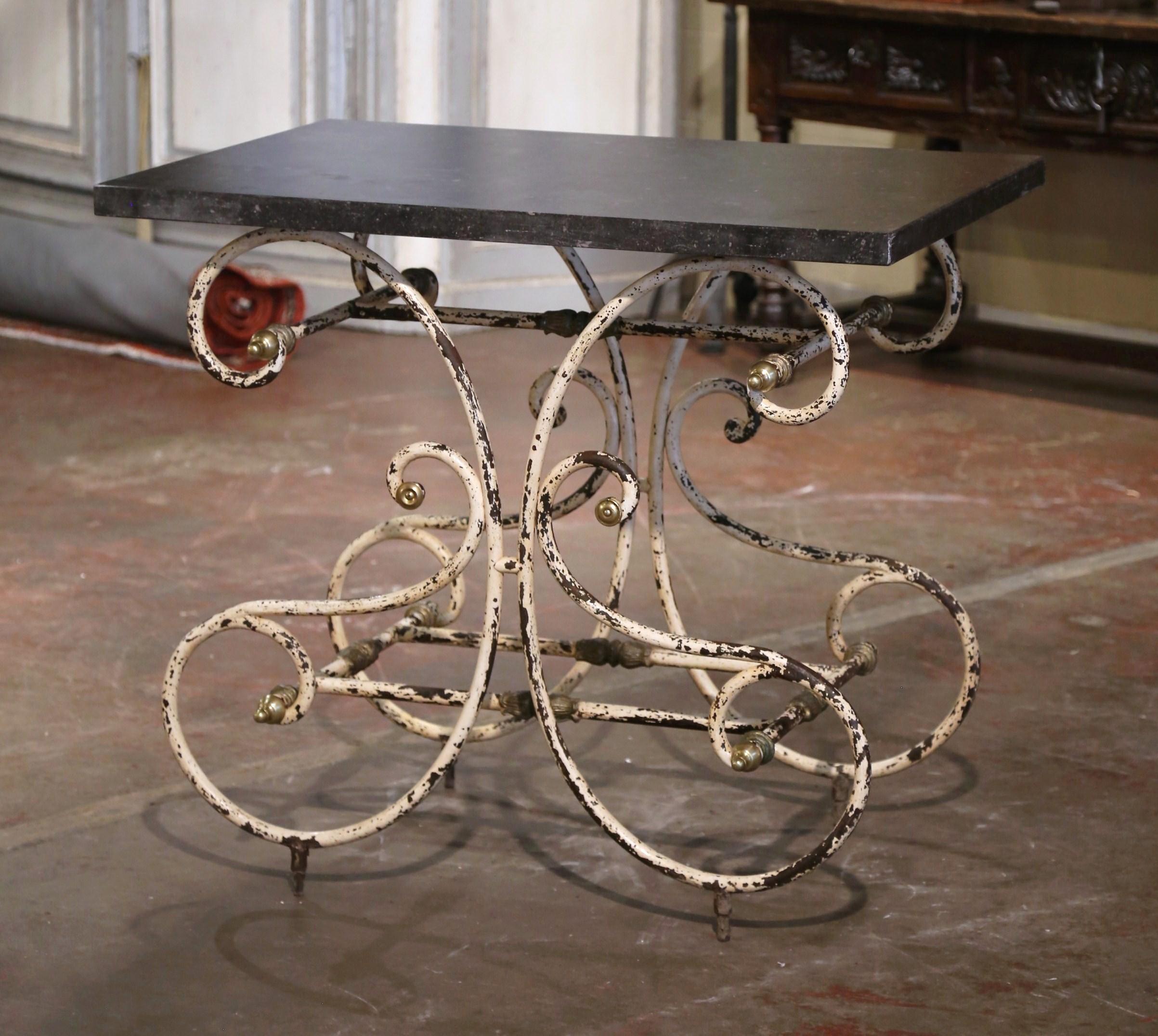 XVIIIe siècle Table de pâtisserie française du 18ème siècle avec plateau en marbre peint et montures en bronze en vente