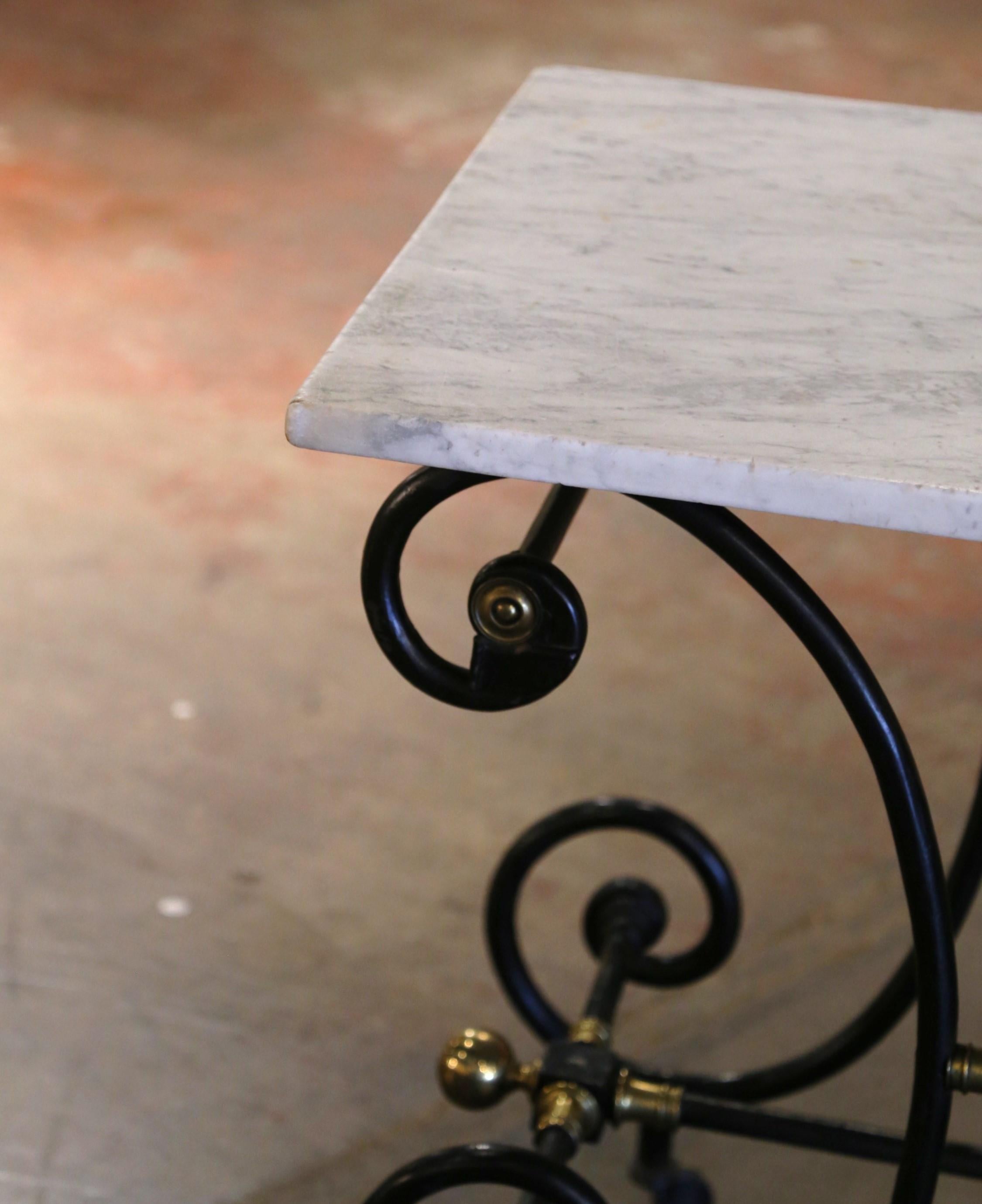 XVIIIe siècle Table de pâtisserie française du 18ème siècle avec plateau en marbre peint et montures en bronze