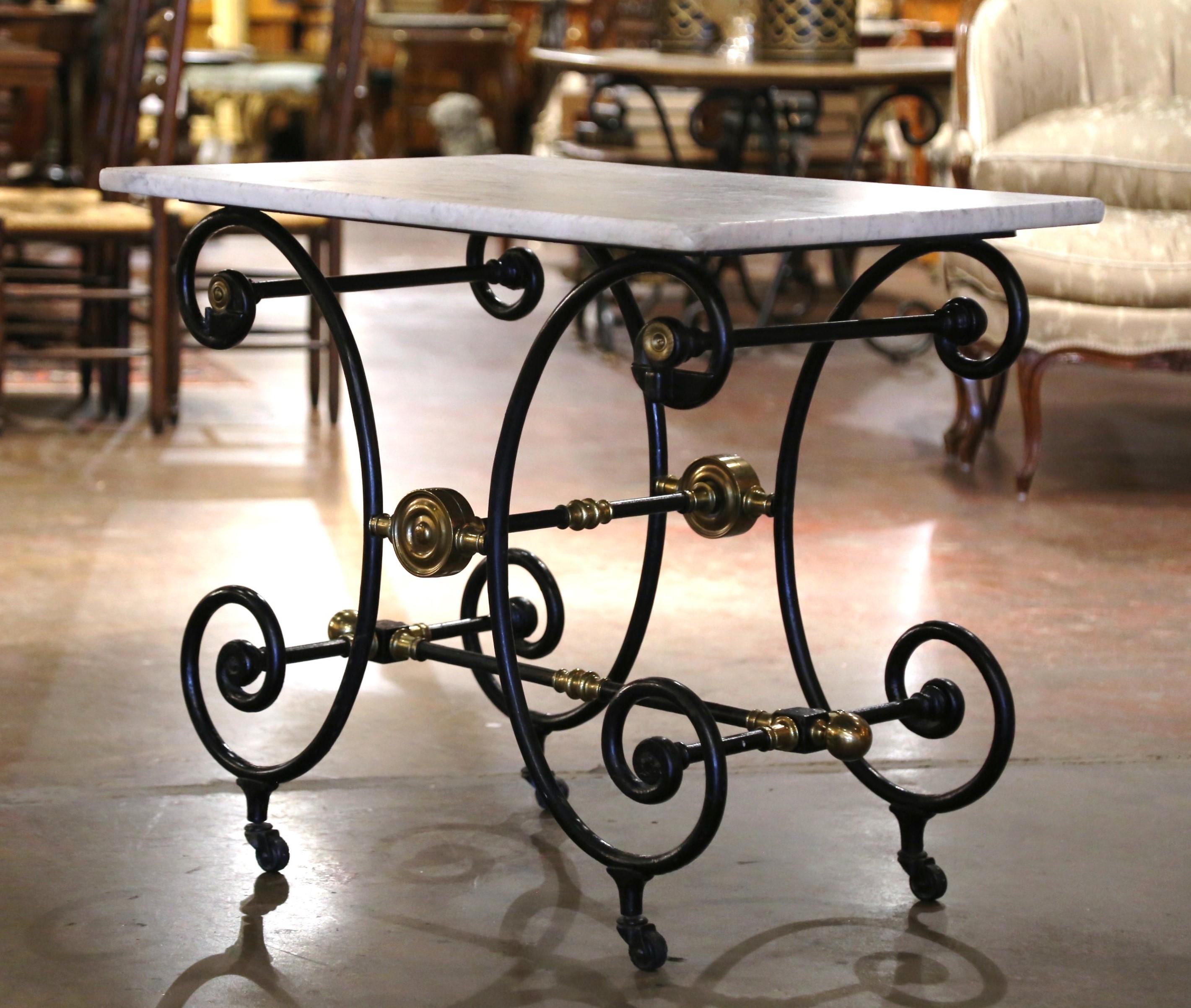 Table de pâtisserie française du 18ème siècle avec plateau en marbre peint et montures en bronze 2