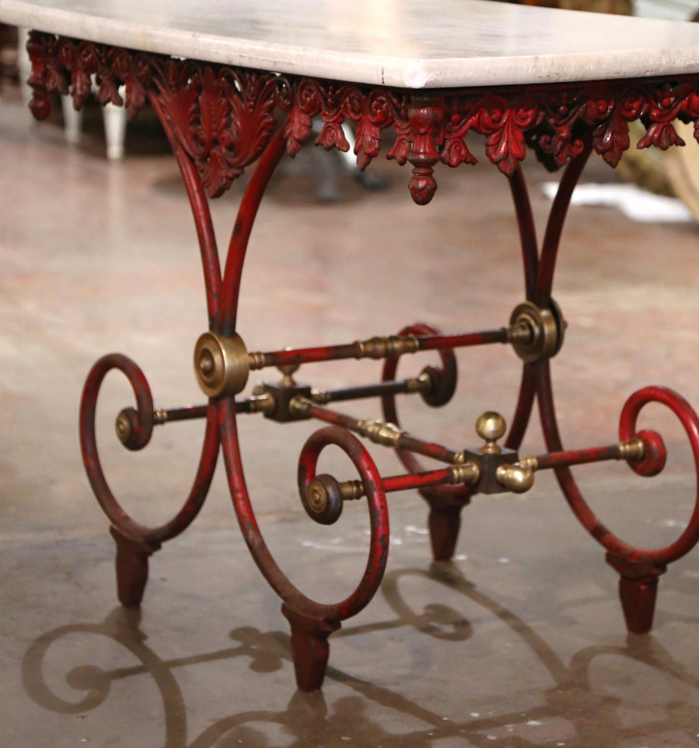 Table de pâtisserie française du 18ème siècle en fer peint en rouge avec montures en bronze en vente 7