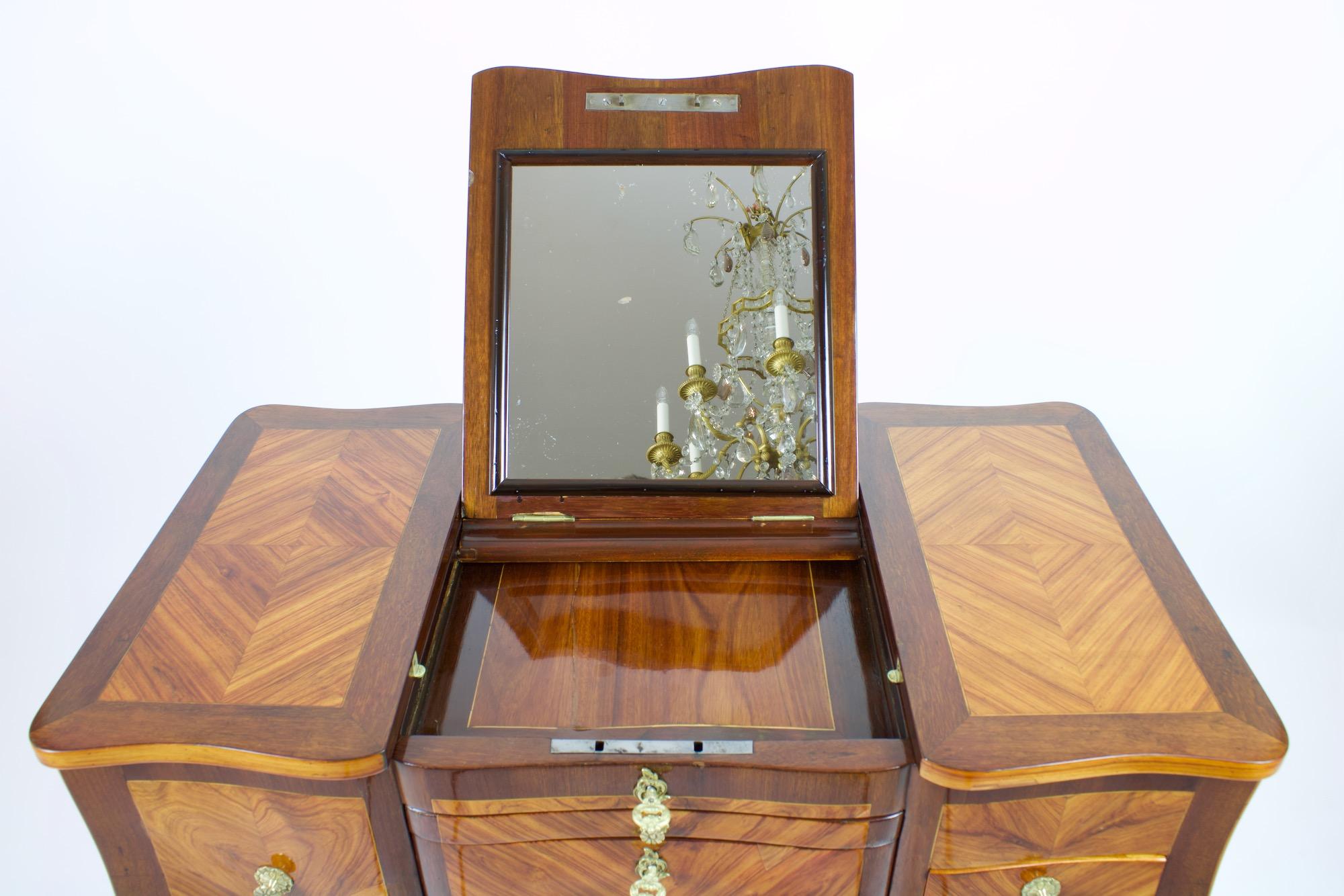 18th Century French Marquetry Louis XV Dressing Table or So-Called Coiffeuse For Sale 5