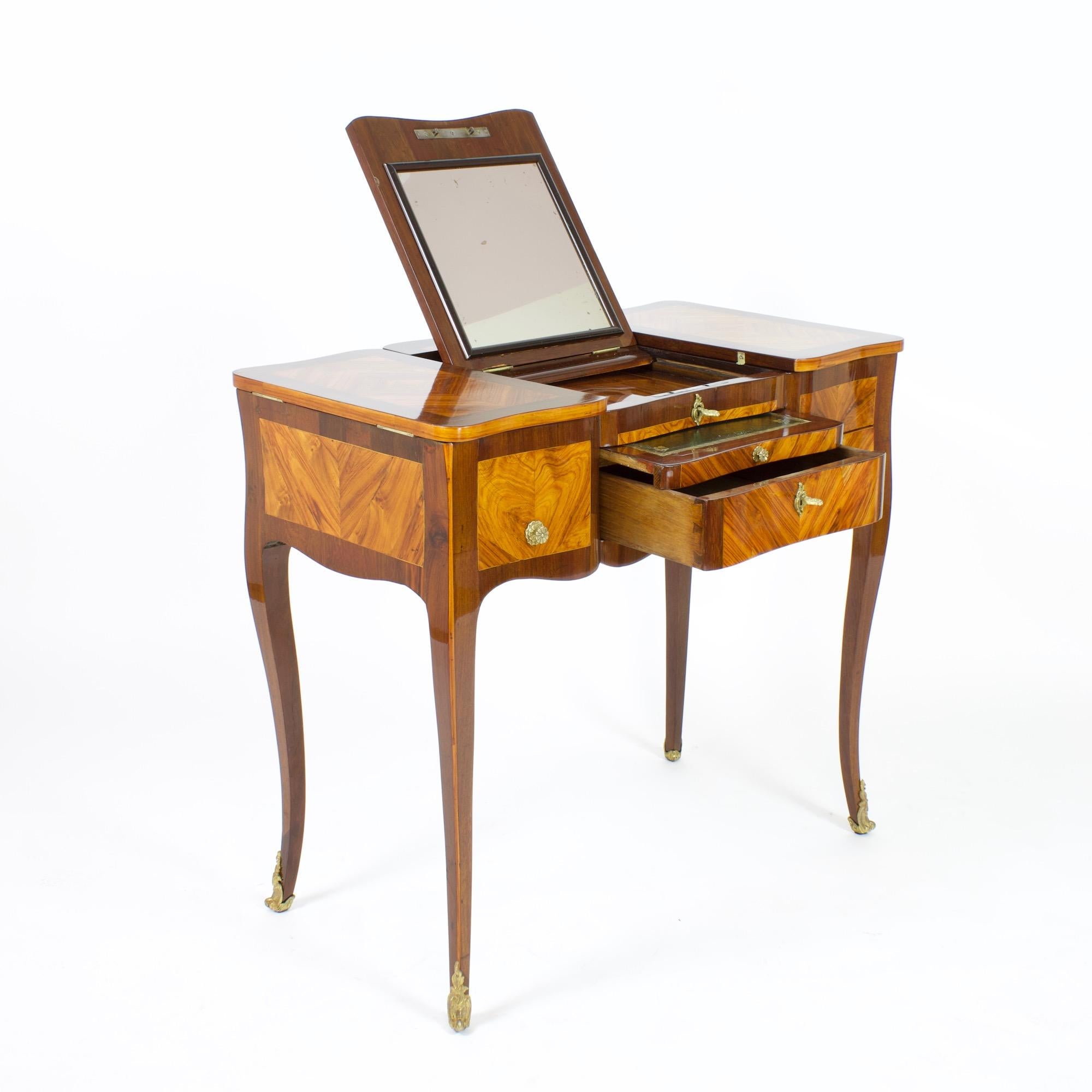 18th Century French Marquetry Louis XV Dressing Table or So-Called Coiffeuse In Good Condition For Sale In Berlin, DE