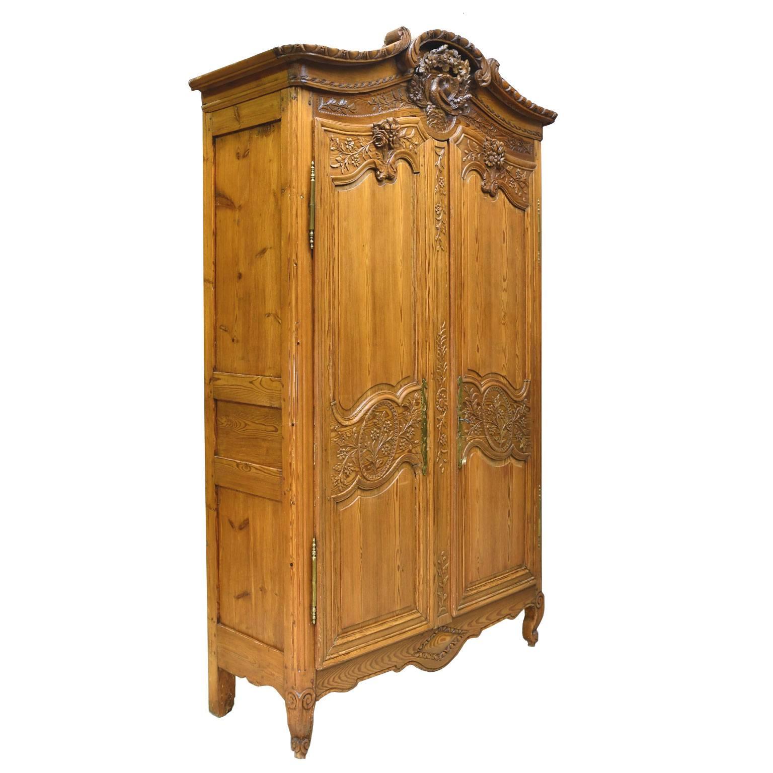 A very beautiful French wedding armoire from the Normandy region of France made of pitch pine, which is unique to French furniture-making. Unlike northern white pine, pitch pine was never painted over but was always presented as a finished wood. The