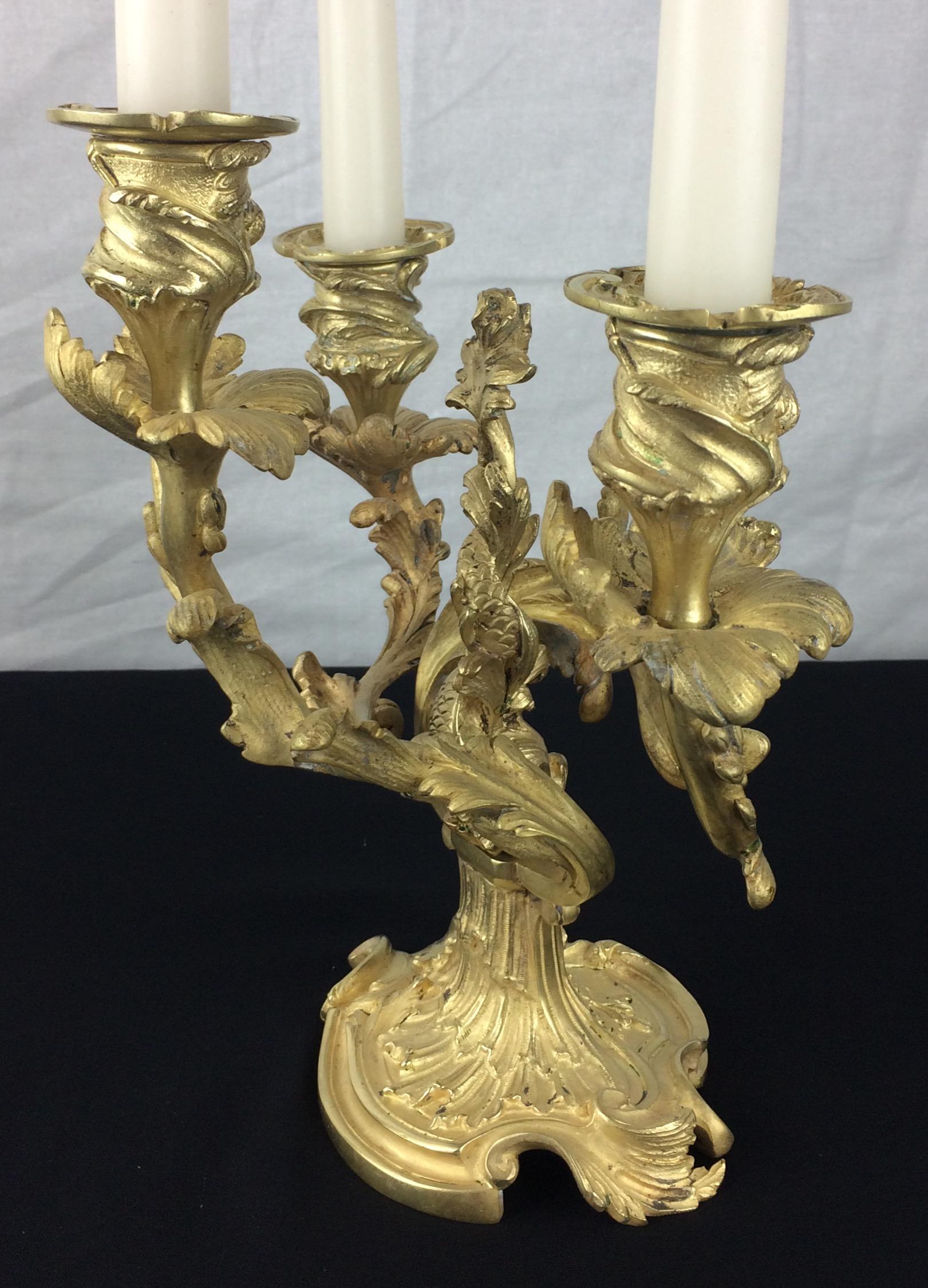 Rococo Paire de candélabres en bronze doré du XIXe siècle, style Napoléon III  en vente