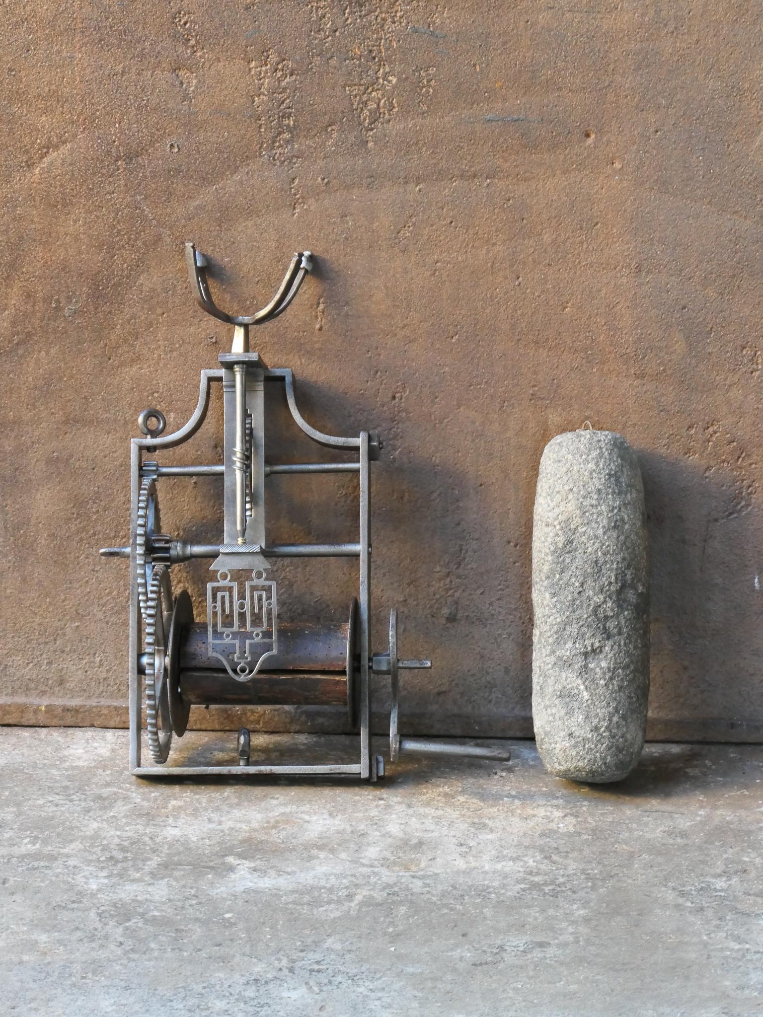 Vérin à broche à poids fonctionnel du XVIIIe siècle français Napoléon III en fer forgé, en bois et en pierre. Il était utilisé pour la cuisson dans la cheminée de la cuisine. Il manque cependant une corde et une chaîne.







