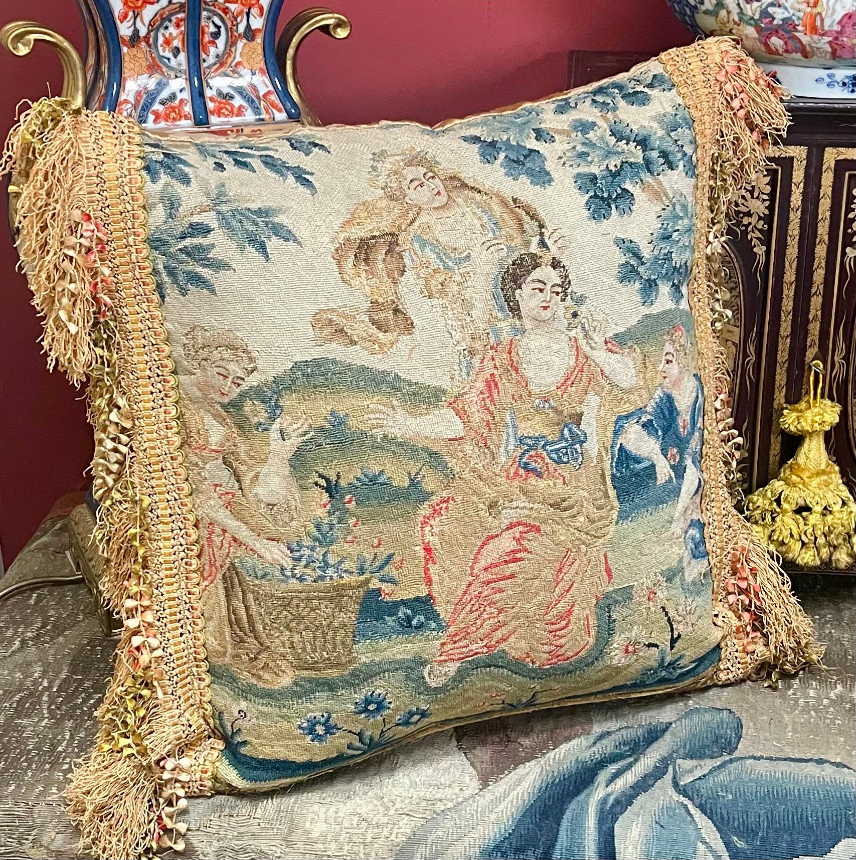 Cuscino su misura Hand Made

Parte anteriore. Pannello a petit point francese del XVIII secolo

Una romantica scena pastorale lavorata in seta

Rifinito con frange di seta Passementerie francese della fine del XVIII secolo.

 Buone condizioni