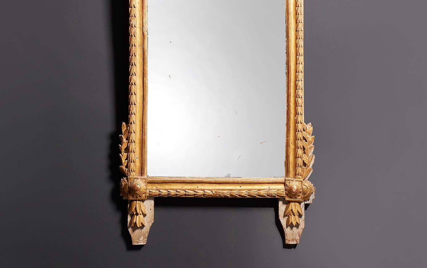 Néoclassique miroir en bois doré néoclassique français du 18ème siècle en vente