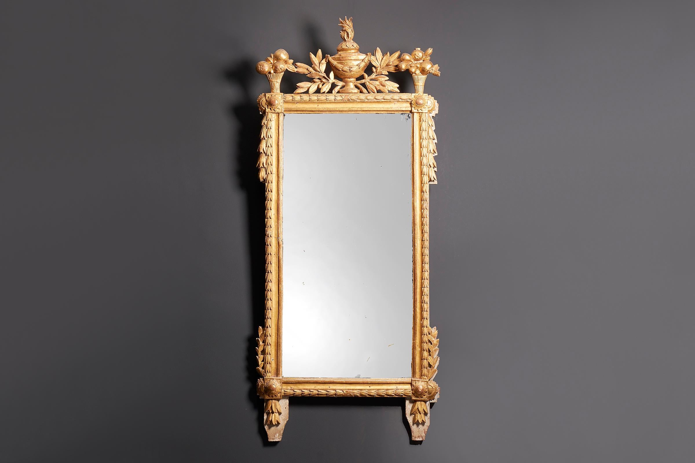 Français miroir en bois doré néoclassique français du 18ème siècle en vente