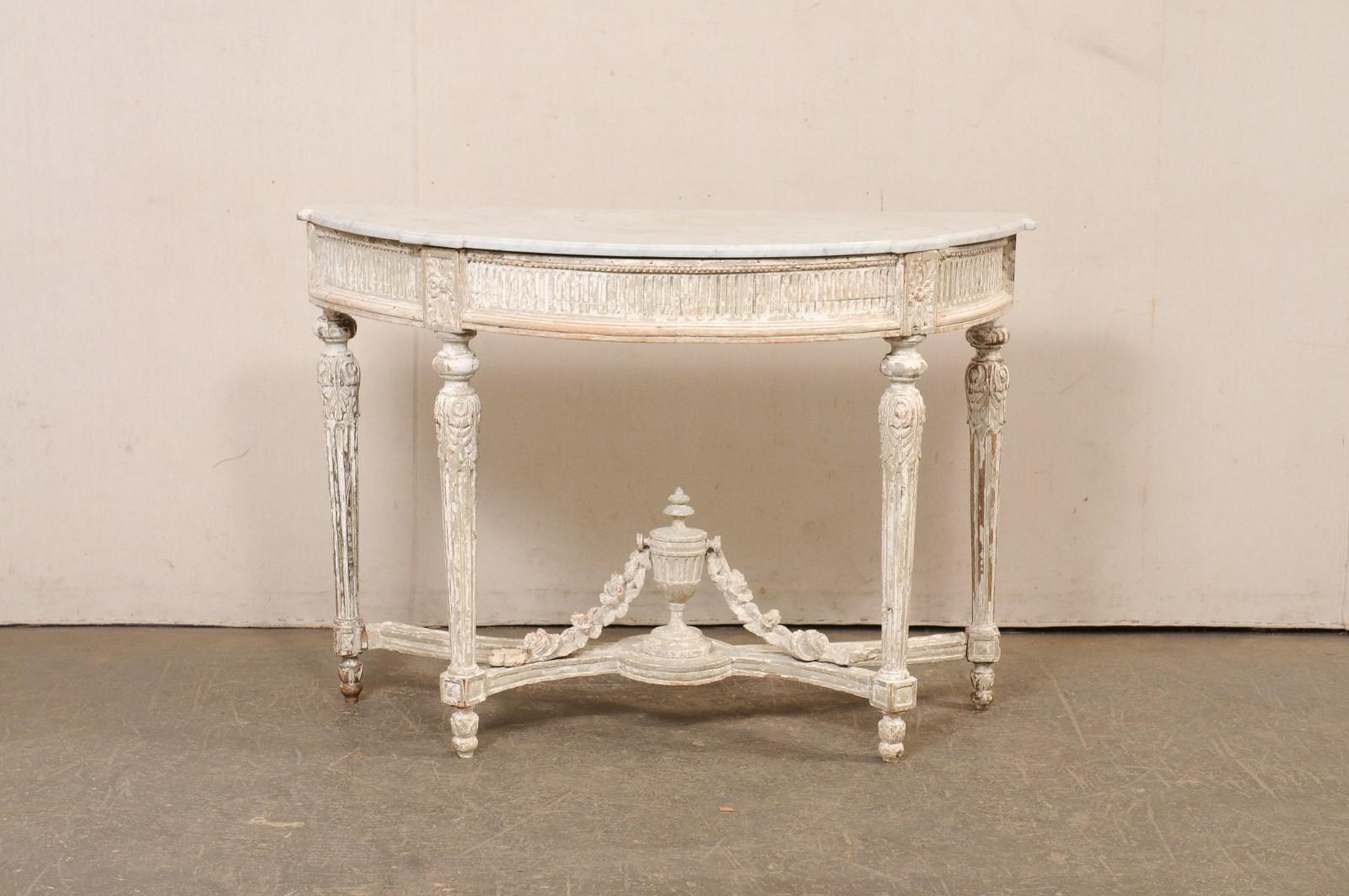Neoklassizistischer französischer Konsolentisch mit Marmorplatte und schön geschnitzter Urne an der Unterseite, aus dem 18. Dieser antike Tisch aus Frankreich hat eine längliche, halbmondförmige Platte aus weißem Marmor (mit flachen, quadratisch