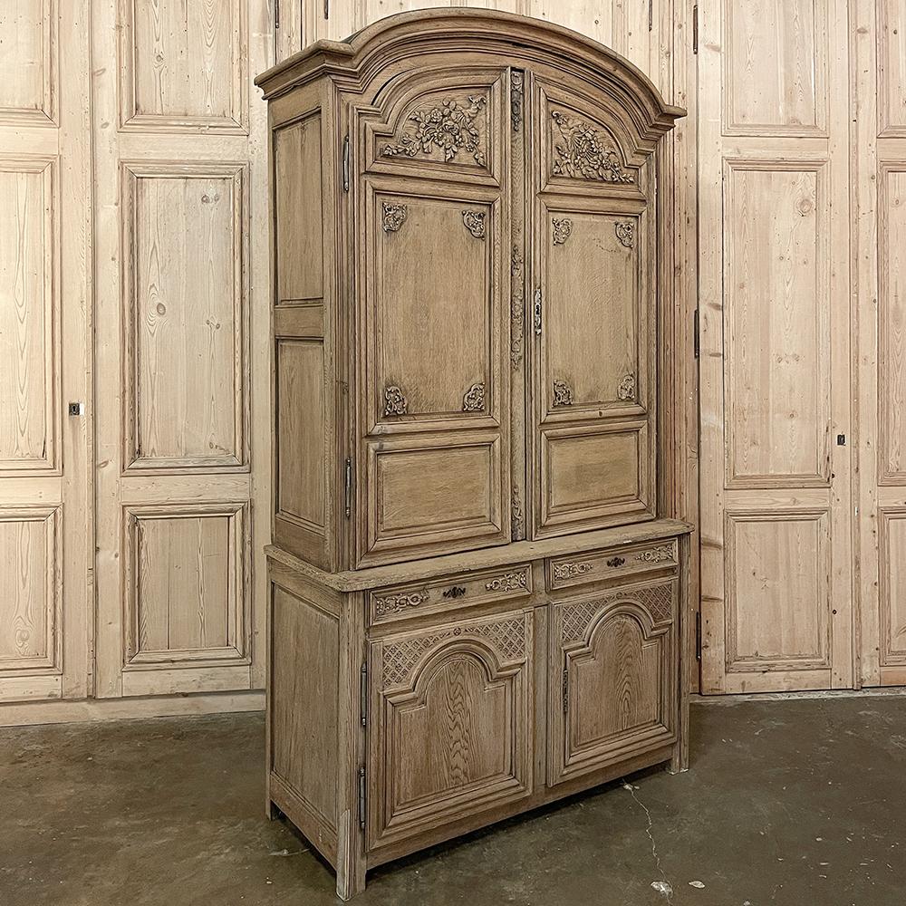 Il buffet neoclassico francese a due corpi del XVIII secolo in quercia scrostata è un maestoso esempio di raffinato artigianato francese, caratterizzato da un'ardita cornice ad arco a chapeau de gendarme che sovrasta il livello superiore delle