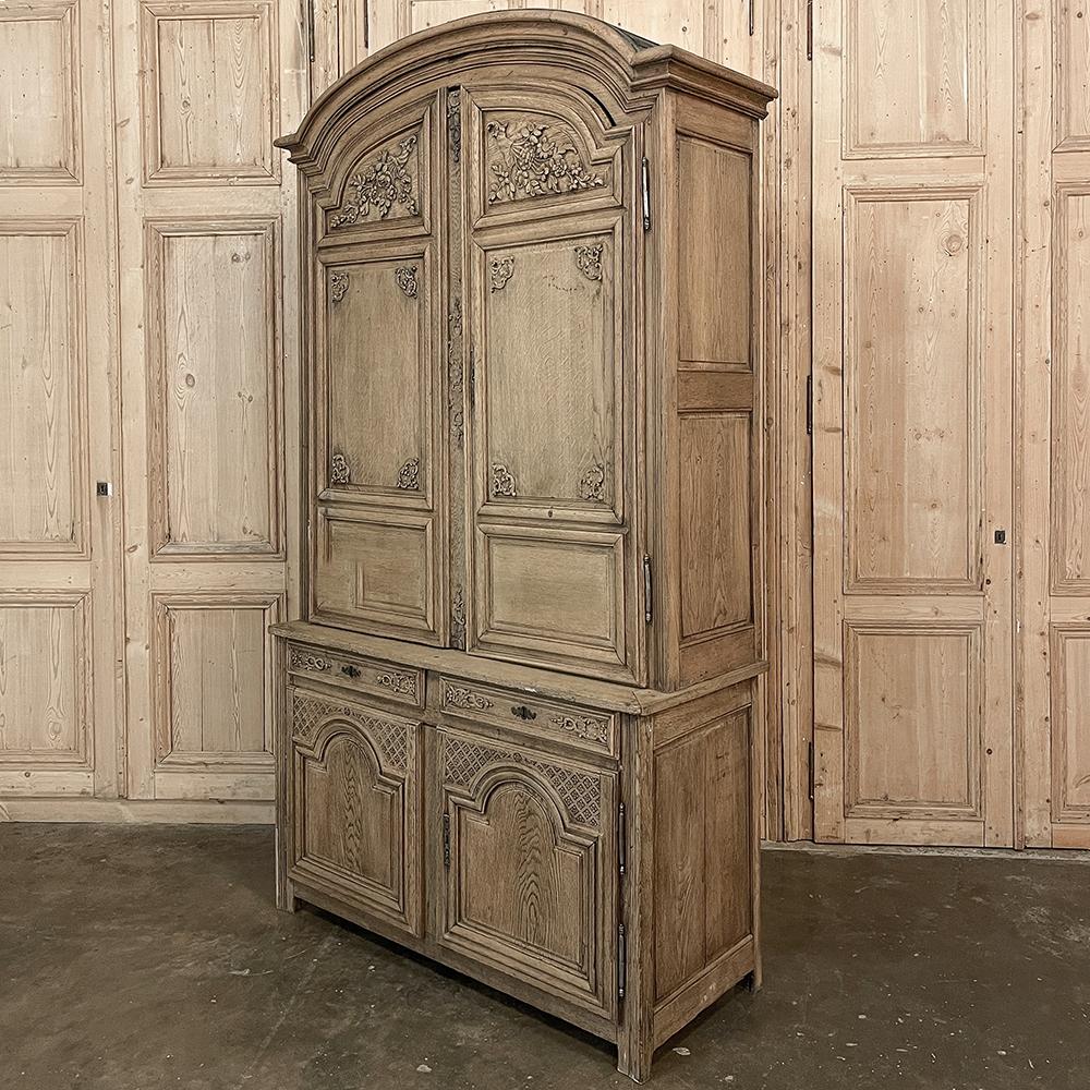 Francese Buffet neoclassico francese del XVIII secolo a due corpi in Oak scortecciato in vendita
