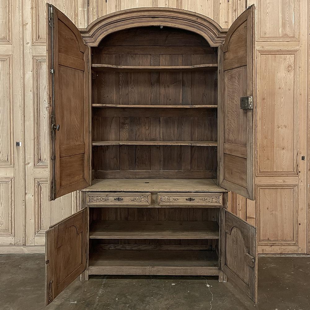 Intagliato a mano Buffet neoclassico francese del XVIII secolo a due corpi in Oak scortecciato in vendita