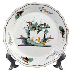 Assiette en faïence de Nevers du XVIIIe siècle, motif de raisin et de renard peint à la main, 8,9 pouces