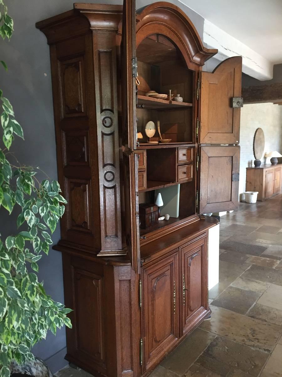 Armoire de buffet en chêne français du 18ème siècle Excellent état - En vente à Vosselaar, BE