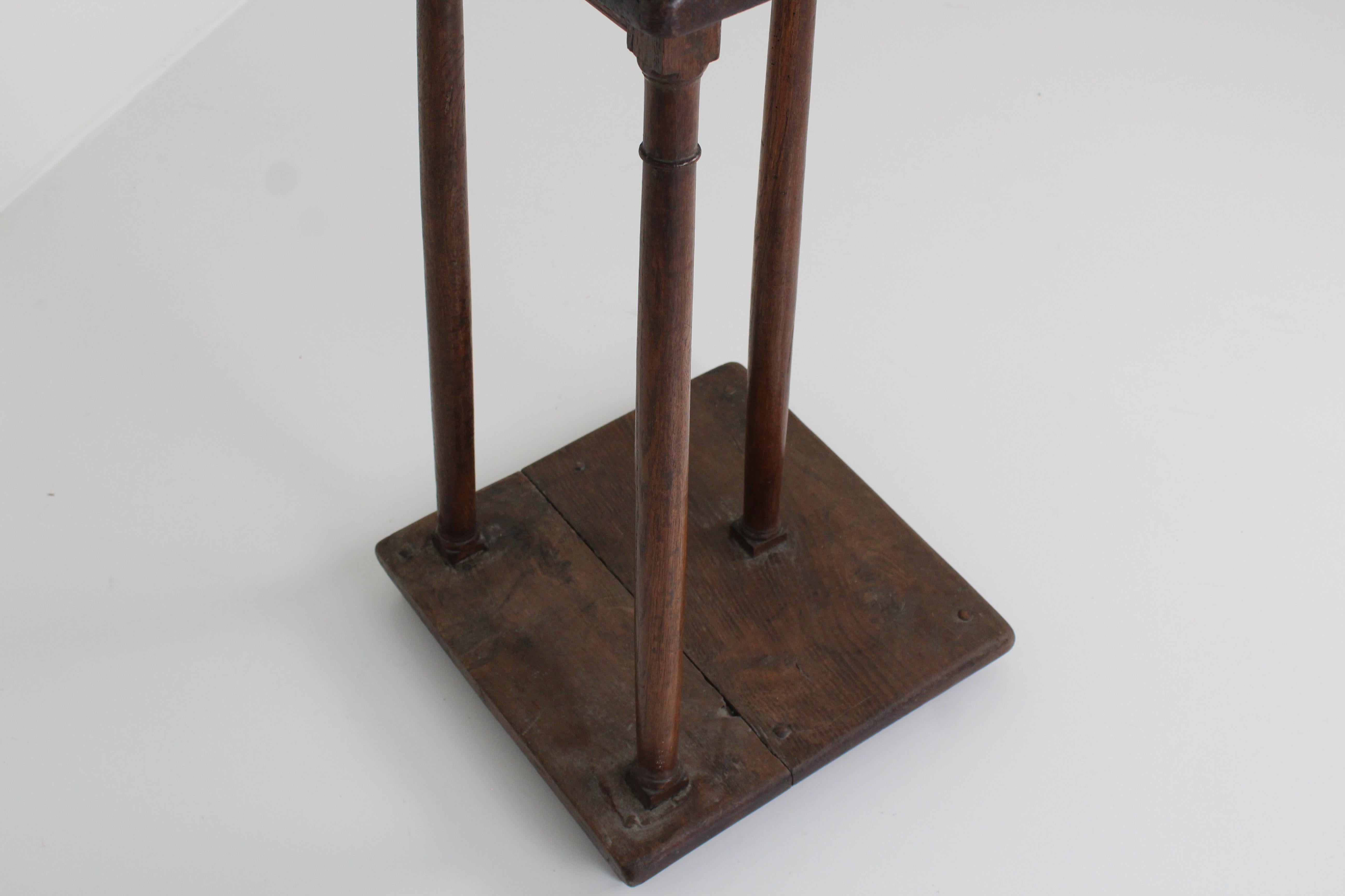 Taburete cantor francés de roble del siglo XVIII en venta 7