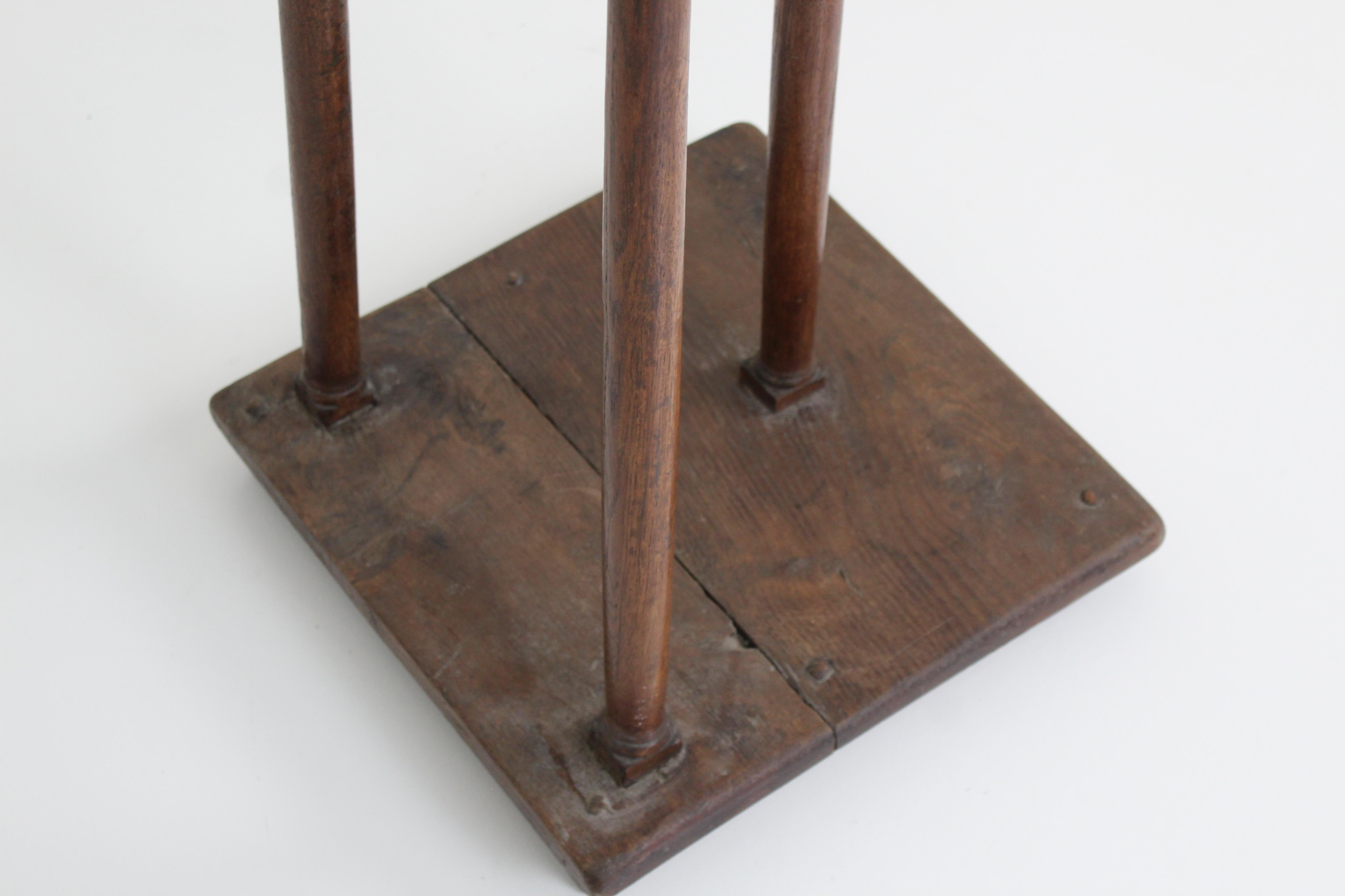 Taburete cantor francés de roble del siglo XVIII en venta 8