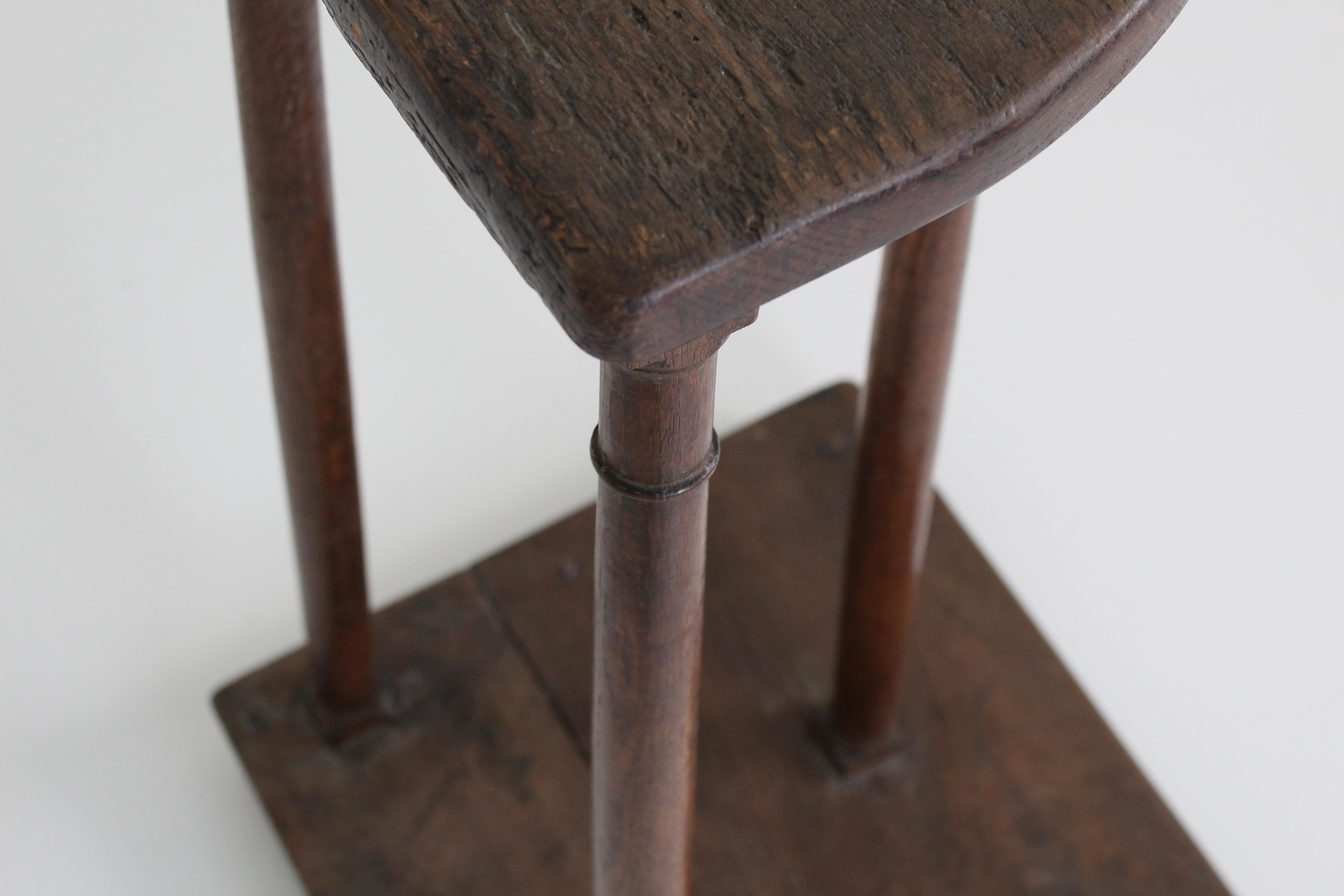 Taburete cantor francés de roble del siglo XVIII en venta 9