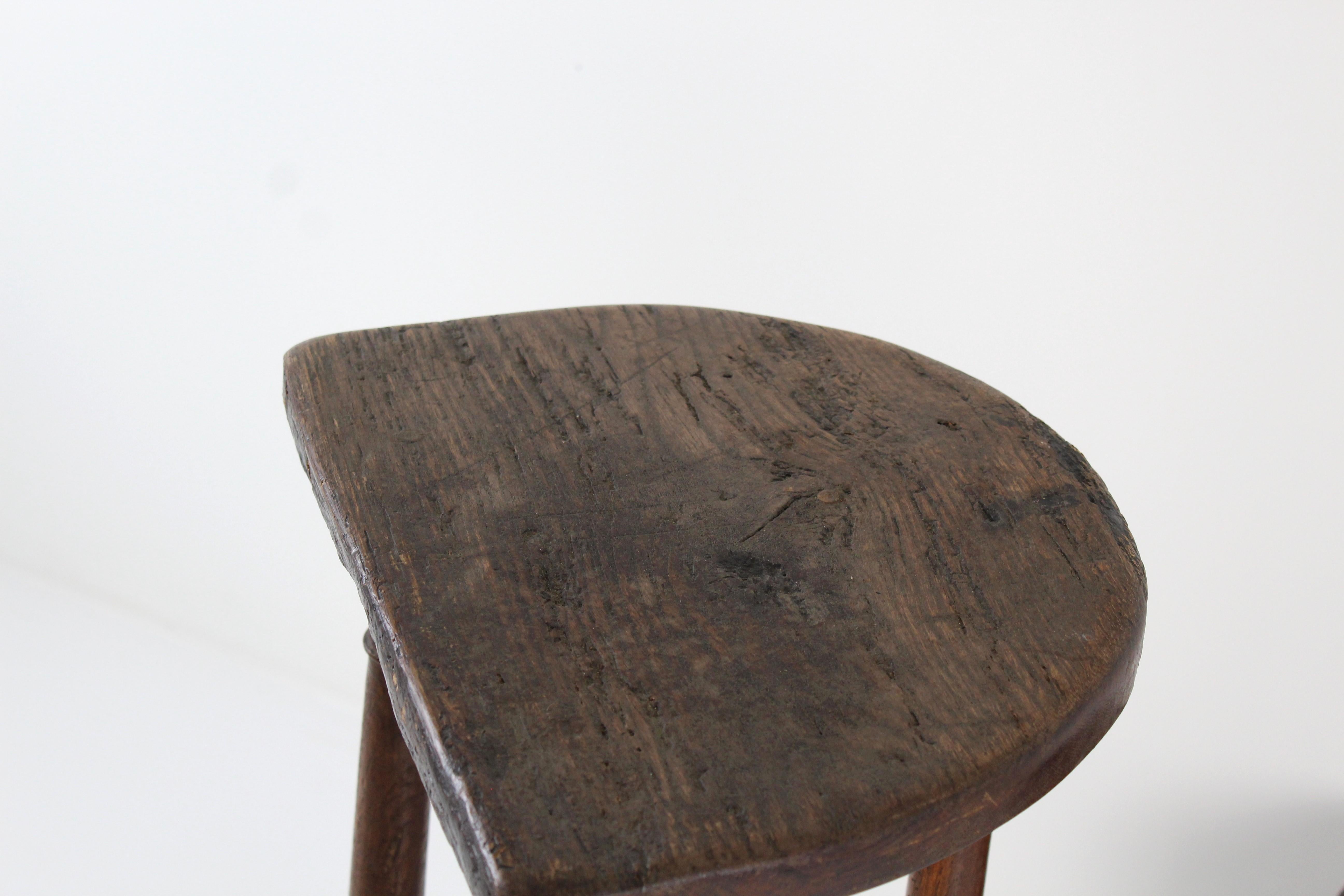 Taburete de cantor en madera de roble, Francia, principios del siglo XVIII. Estado original y sin restaurar, hermoso carácter del roble.
Genial para usar como piedestal.