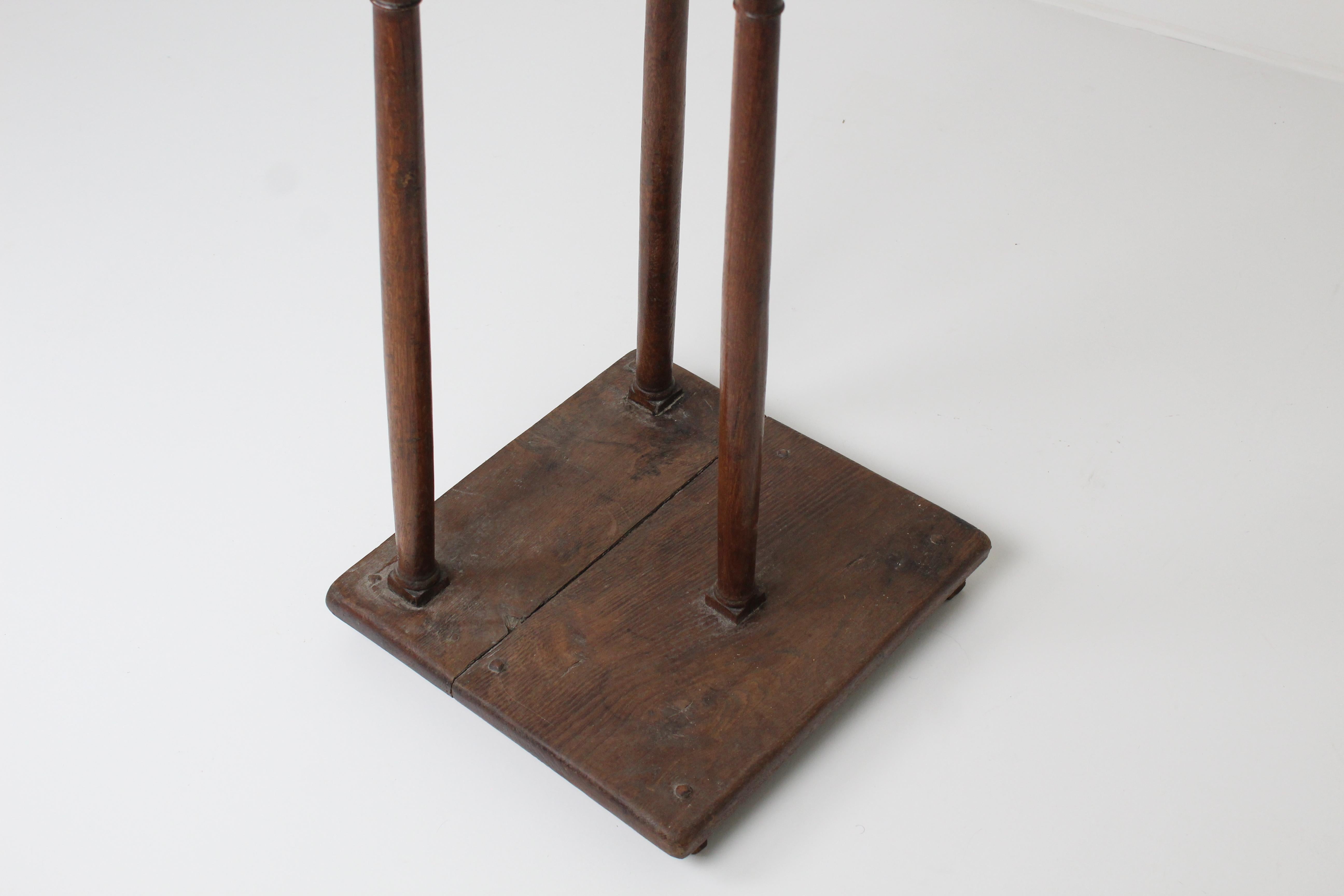 Taburete cantor francés de roble del siglo XVIII en venta 14