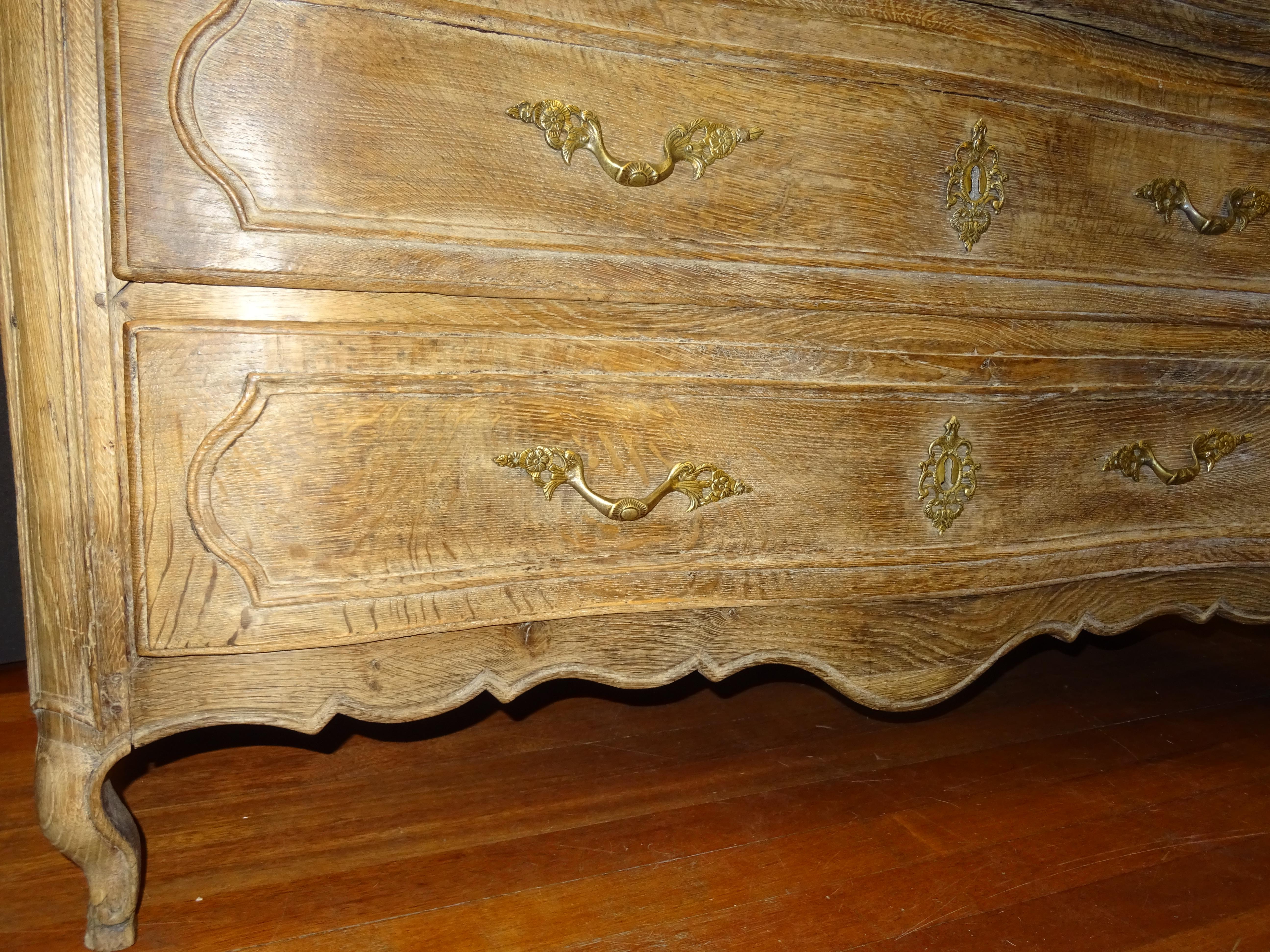 18th FrenchProvencal  Chest of Drawers Oak Carved Wood and Brass , 1790 In Good Condition In Valladolid, ES