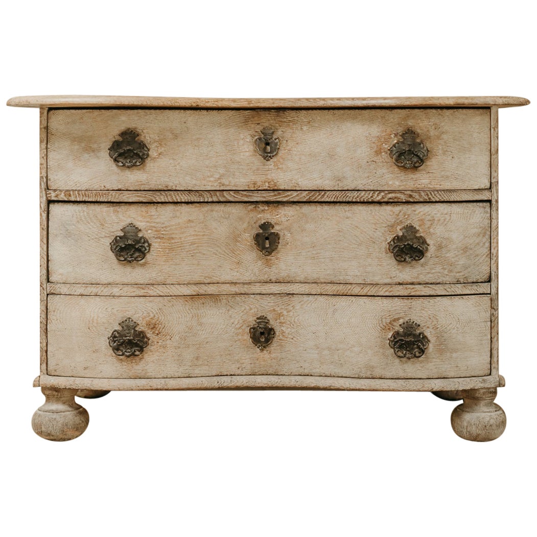 Commode en chêne français du XVIIIe siècle ... en forme de serpentin ...