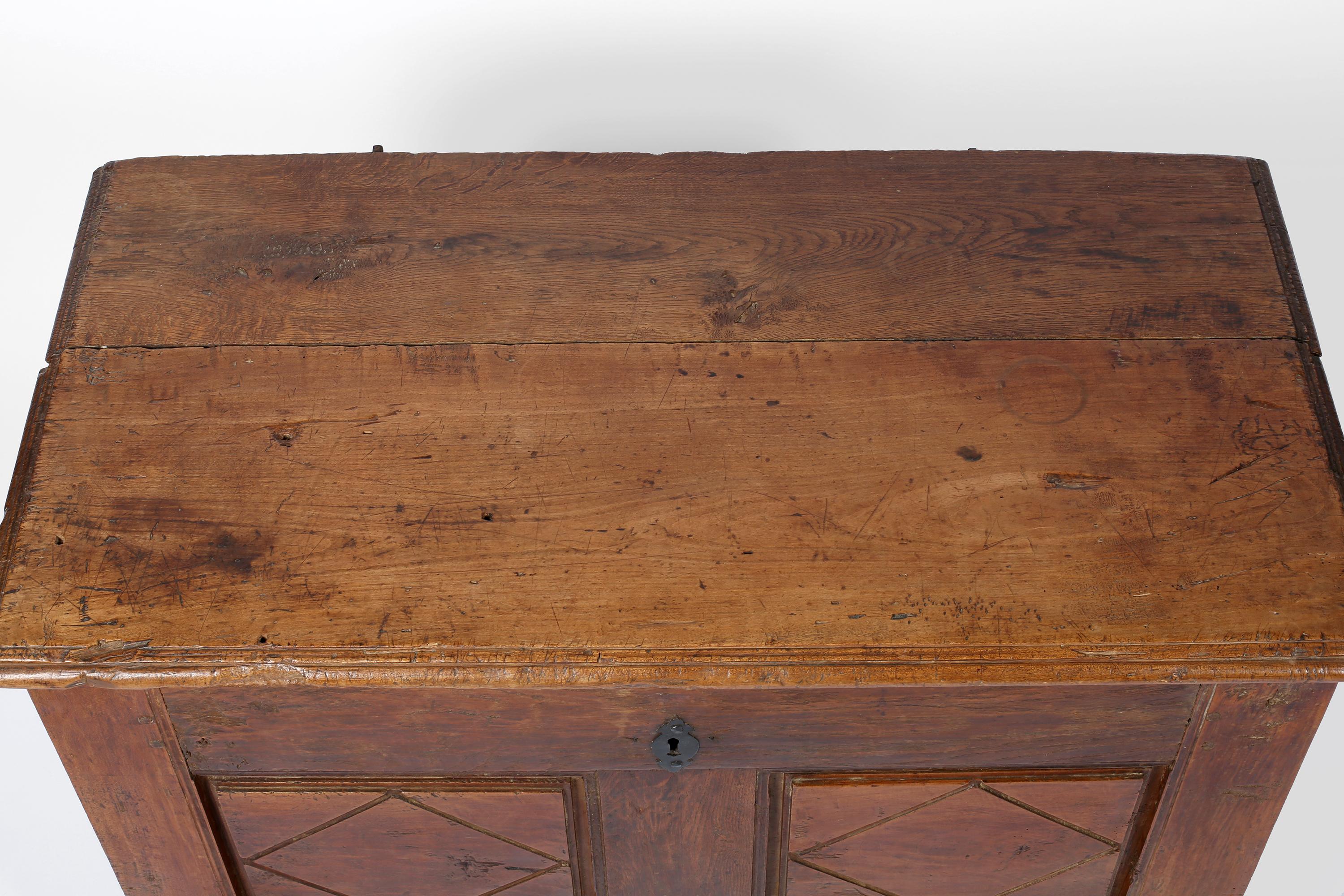 Französische Eichenholz-Koffertruhe aus Aubusson aus dem 18. Jahrhundert im Angebot 7