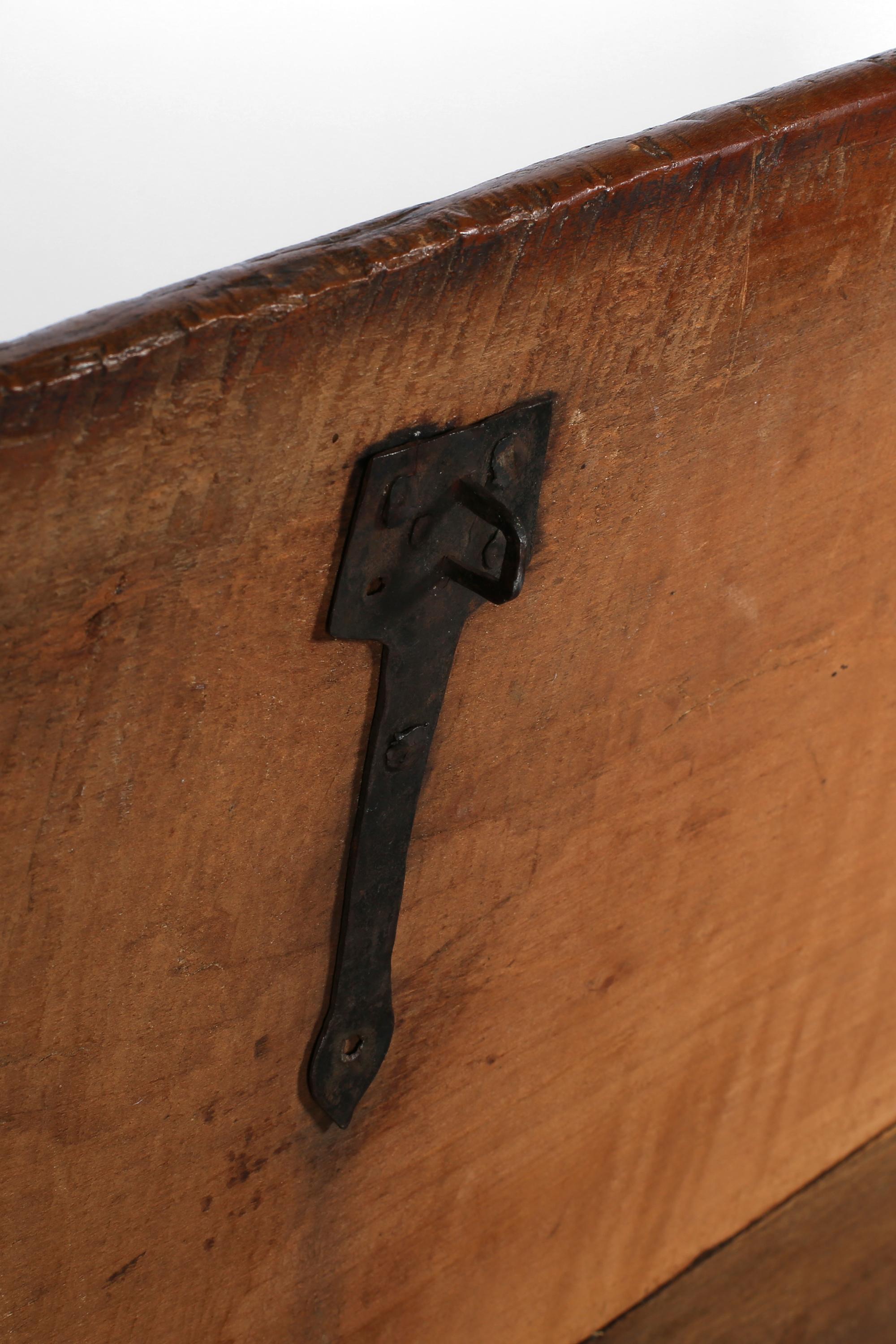 Französische Eichenholz-Koffertruhe aus Aubusson aus dem 18. Jahrhundert (Eisen) im Angebot