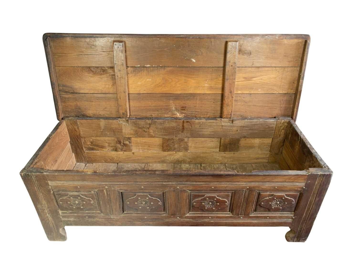 Cofre Francés de Roble del Siglo XVIII - Frente de Cuatro Paneles siglo XVIII y antes en venta