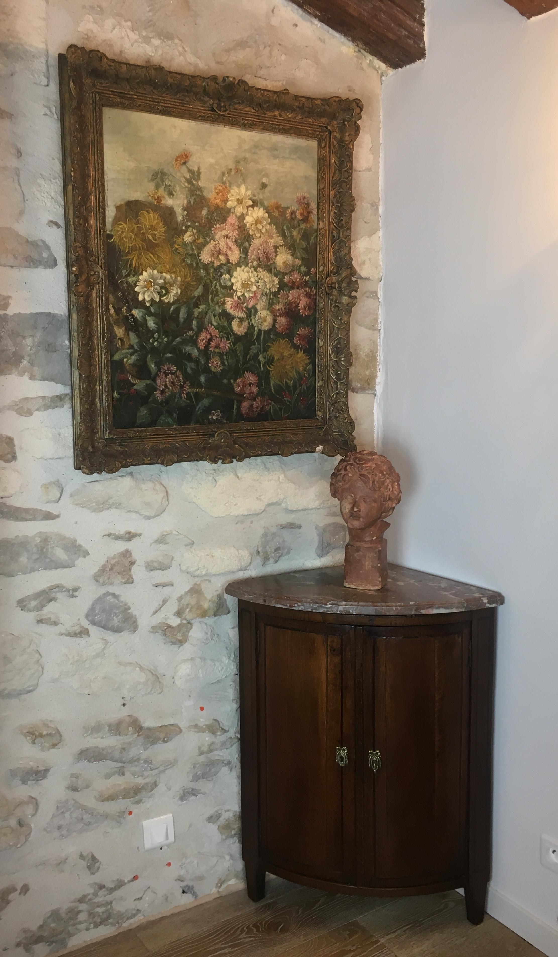Eine sehr hohe Qualität Französisch Provincial 18. Jahrhundert Eiche Eckschrank mit zwei gut detaillierte Türen. Gestempelt mit einer Lilienblüte und nummeriert. Original Marmorplatte, Schloss und Schlüssel. Die Oberfläche weist eine reiche