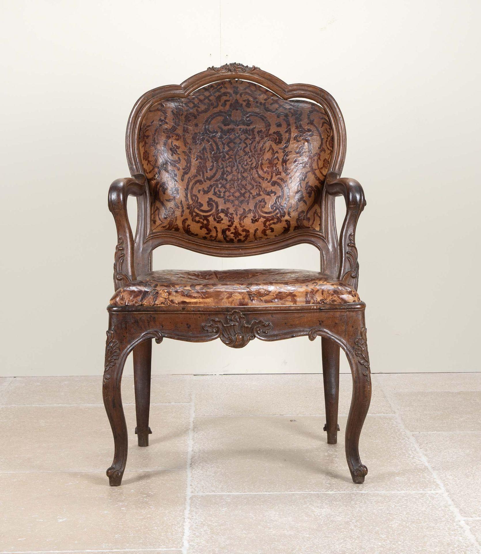 Ein fantastisches französisches Fauteuil aus dem 18. 
Der Sitz und die Rückenlehne aus geprägtem Leder sind original erhalten. 
Eine seltene Überlebende in gutem Zustand mit einer kleinen Menge von Verschleiß, entsprechend dem Alter, um das Leder.