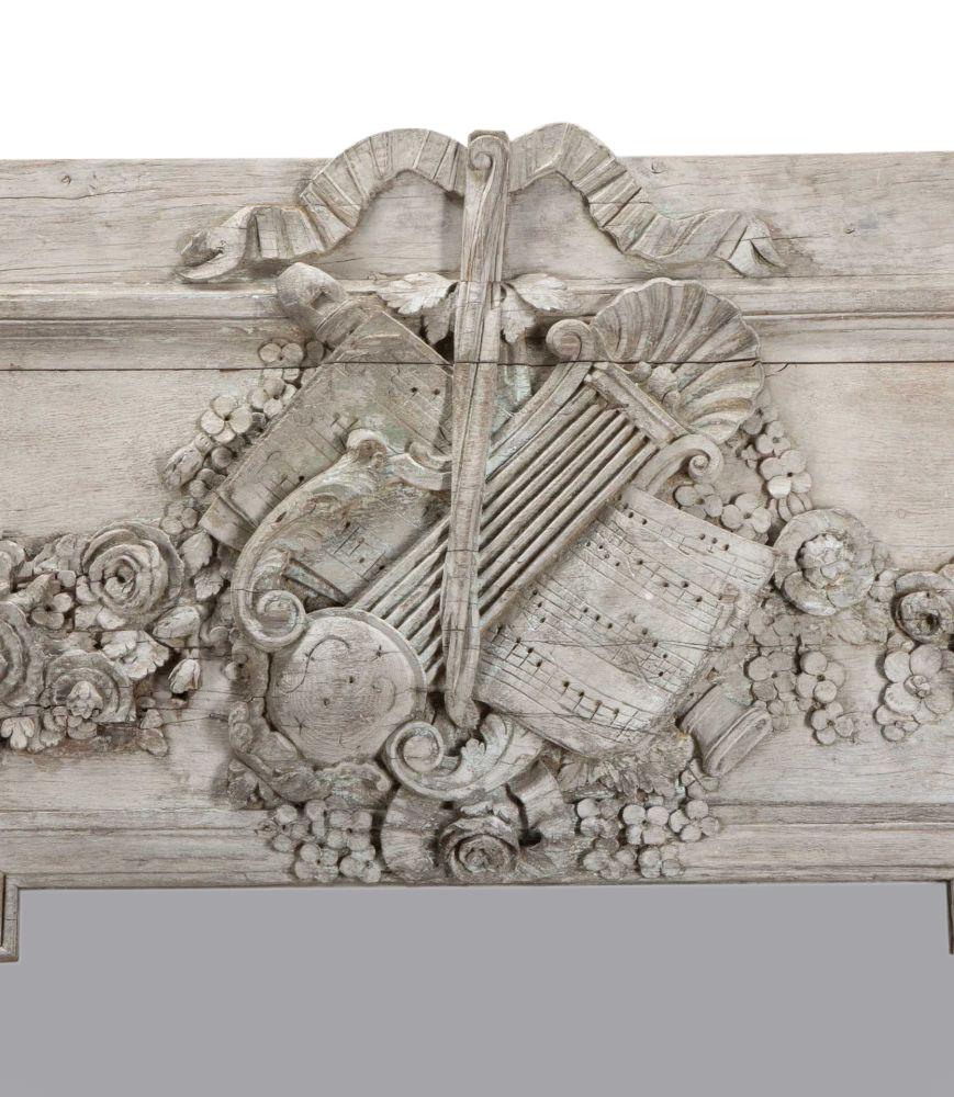 Magnifique miroir Trumeau français du XVIIIe siècle. 

Récupéré des panneaux centraux d'un château français. 

Superbe détail en chêne sculpté représentant des feuilles de musique et des guirlandes au-dessus d'un magnifique miroir en verre ancien.