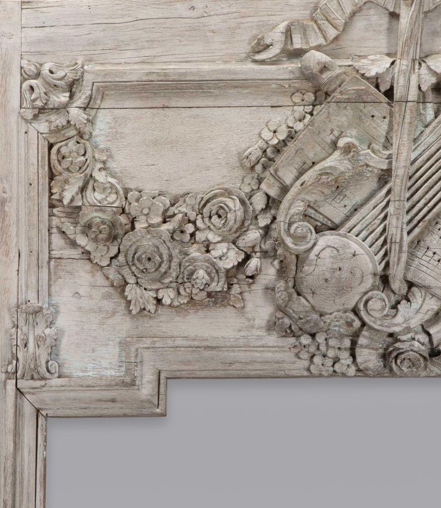 Français Miroir Trumeau français du 18ème siècle à panneaux de chêne en vente
