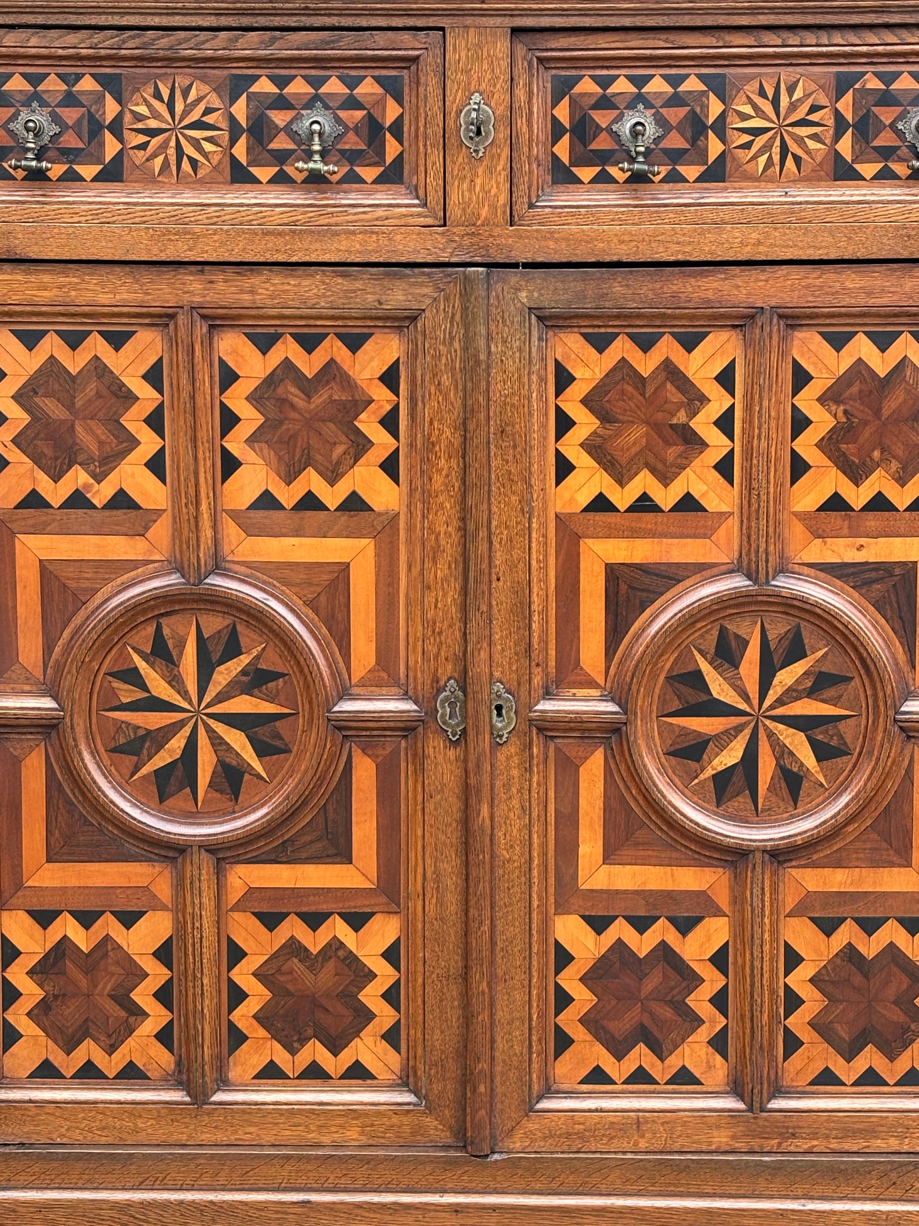 Credenza francese del XVIII secolo in Oak con intarsio e intarsio di legno in vendita 2