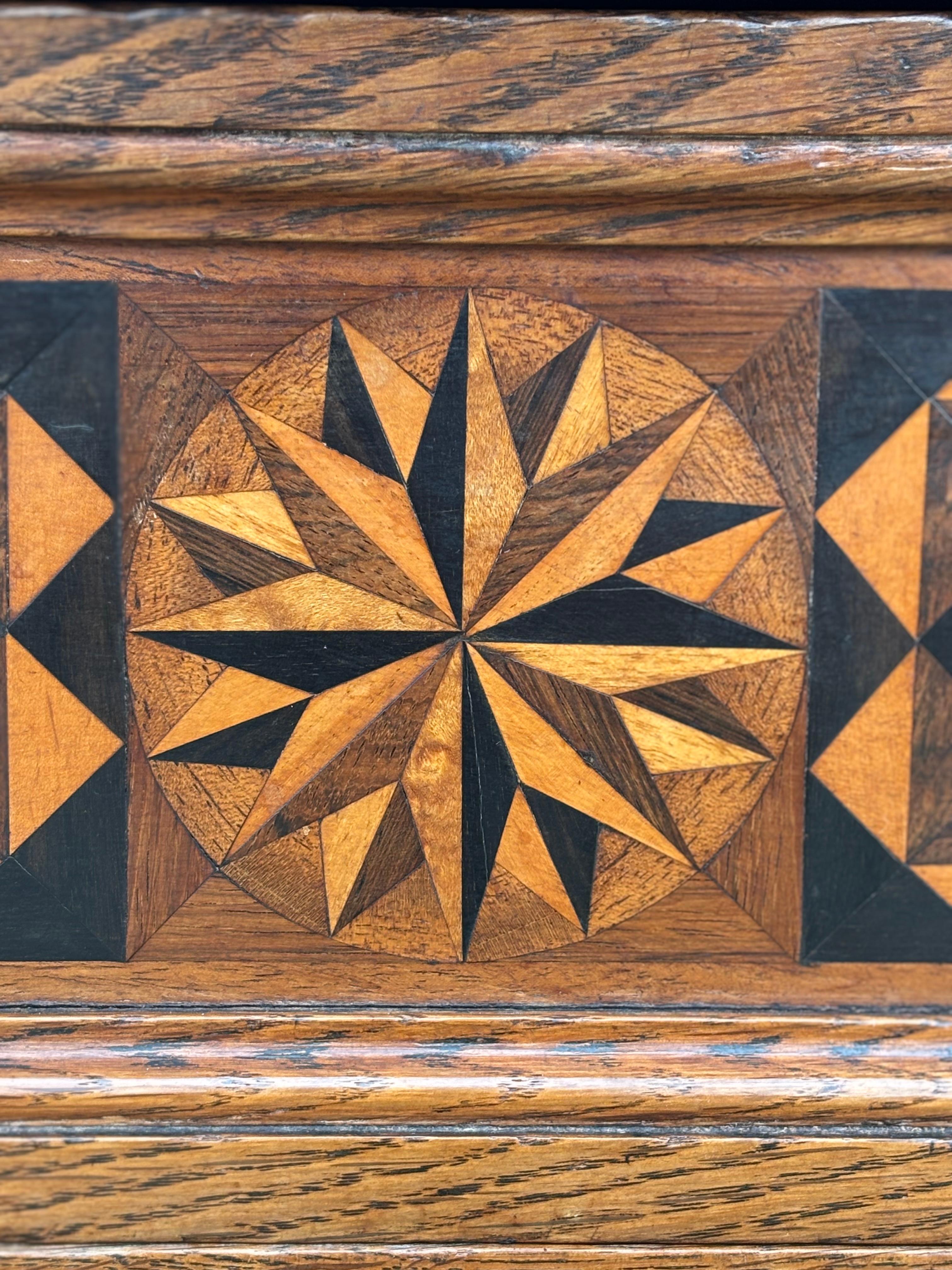 Credenza francese del XVIII secolo in Oak con intarsio e intarsio di legno in vendita 3