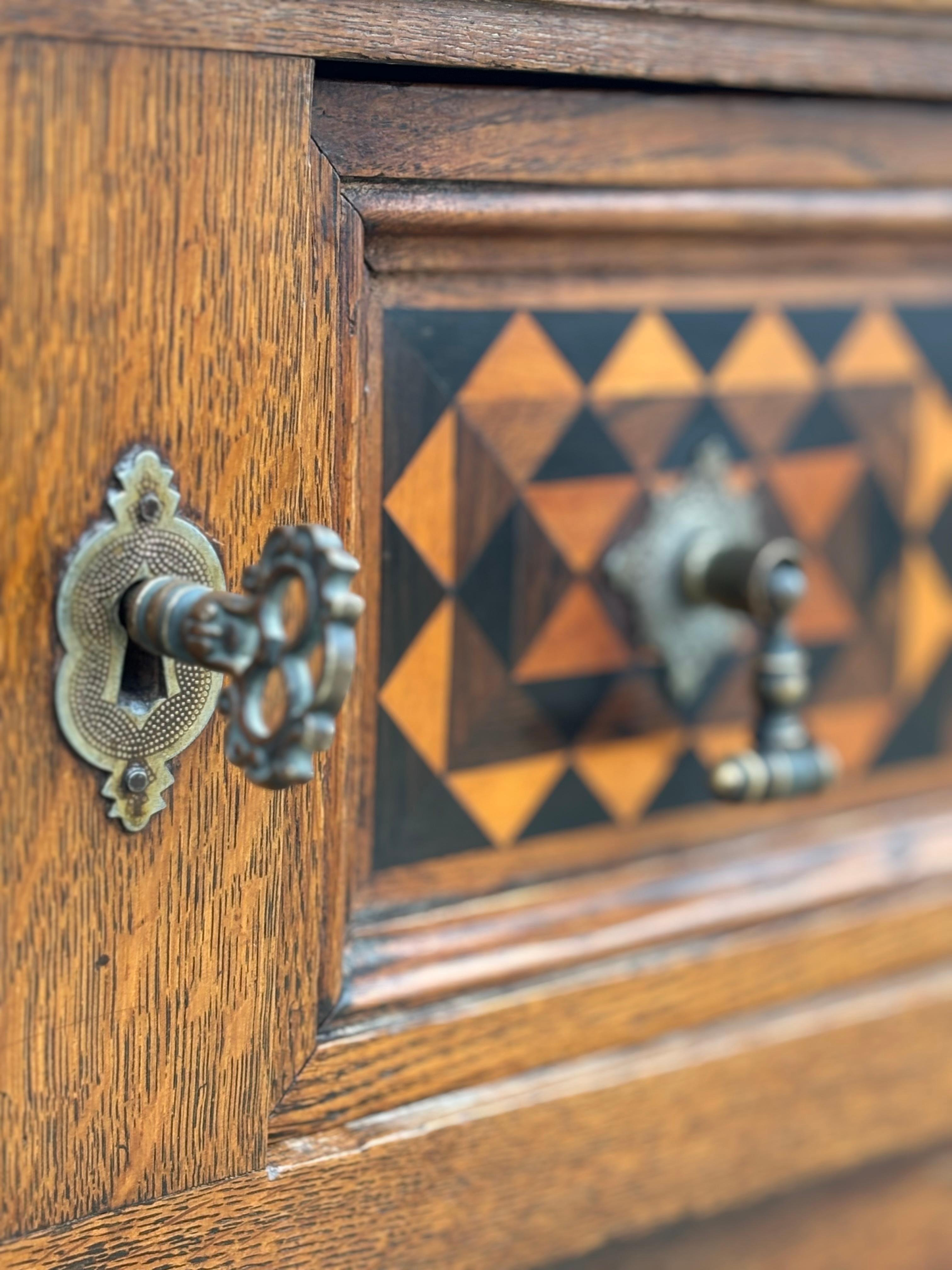 Credenza francese del XVIII secolo in Oak con intarsio e intarsio di legno in vendita 4